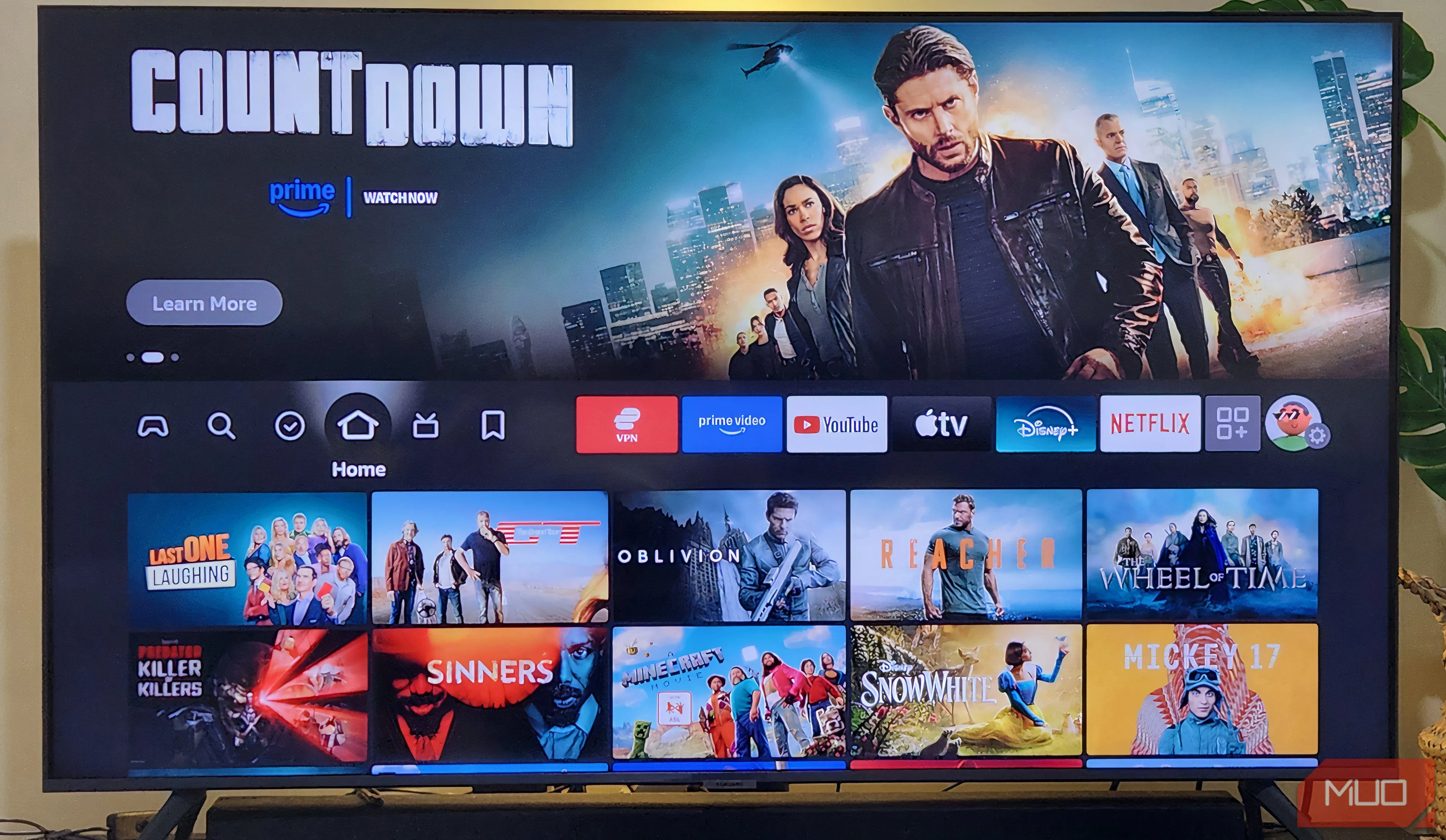 Giao diện người dùng Fire TV OS trên màn hình TV với các hàng nội dung và ứng dụng sắp xếp khoa học.