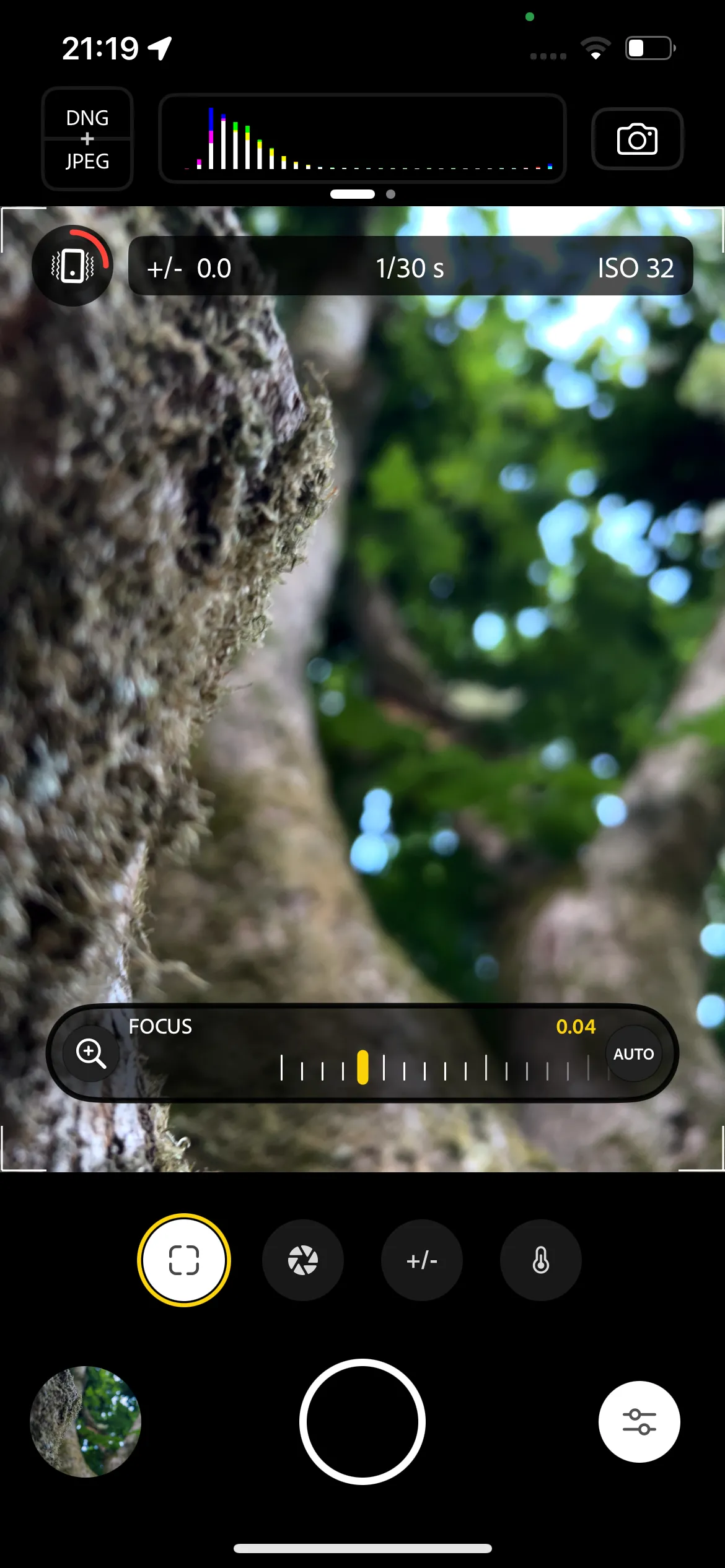 Giao diện Project Indigo khi sử dụng tính năng lấy nét thủ công (Manual Focus) tập trung vào một cái cây, minh họa khả năng kiểm soát độ sâu trường ảnh.