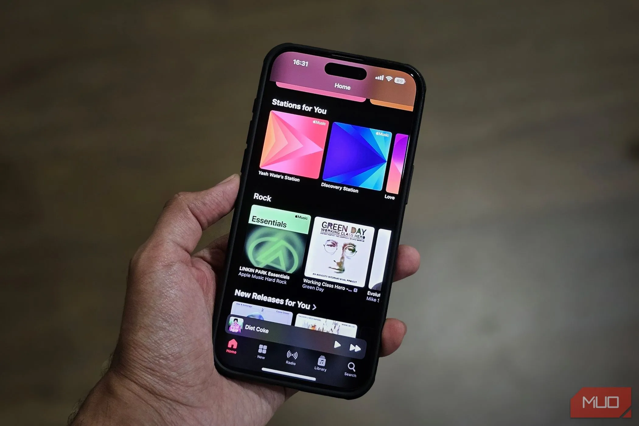 Giao diện ứng dụng Apple Music trên iPhone, minh họa cho trải nghiệm kết nối liền mạch và tiện ích trên hệ sinh thái Apple