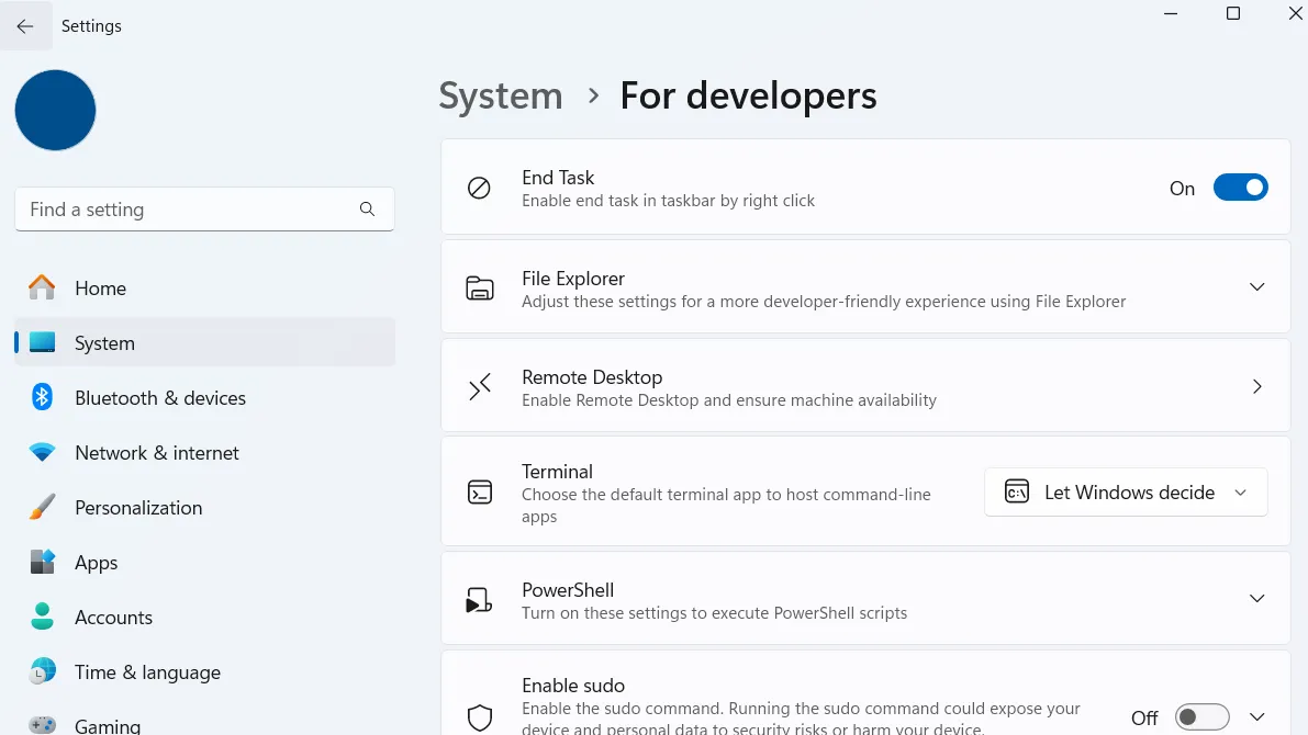 Giao diện ứng dụng Cài đặt (Settings) trên Windows 11, hiển thị menu &quot;Dành cho nhà phát triển&quot; và tùy chọn &quot;Kết thúc tác vụ&quot; (End task).