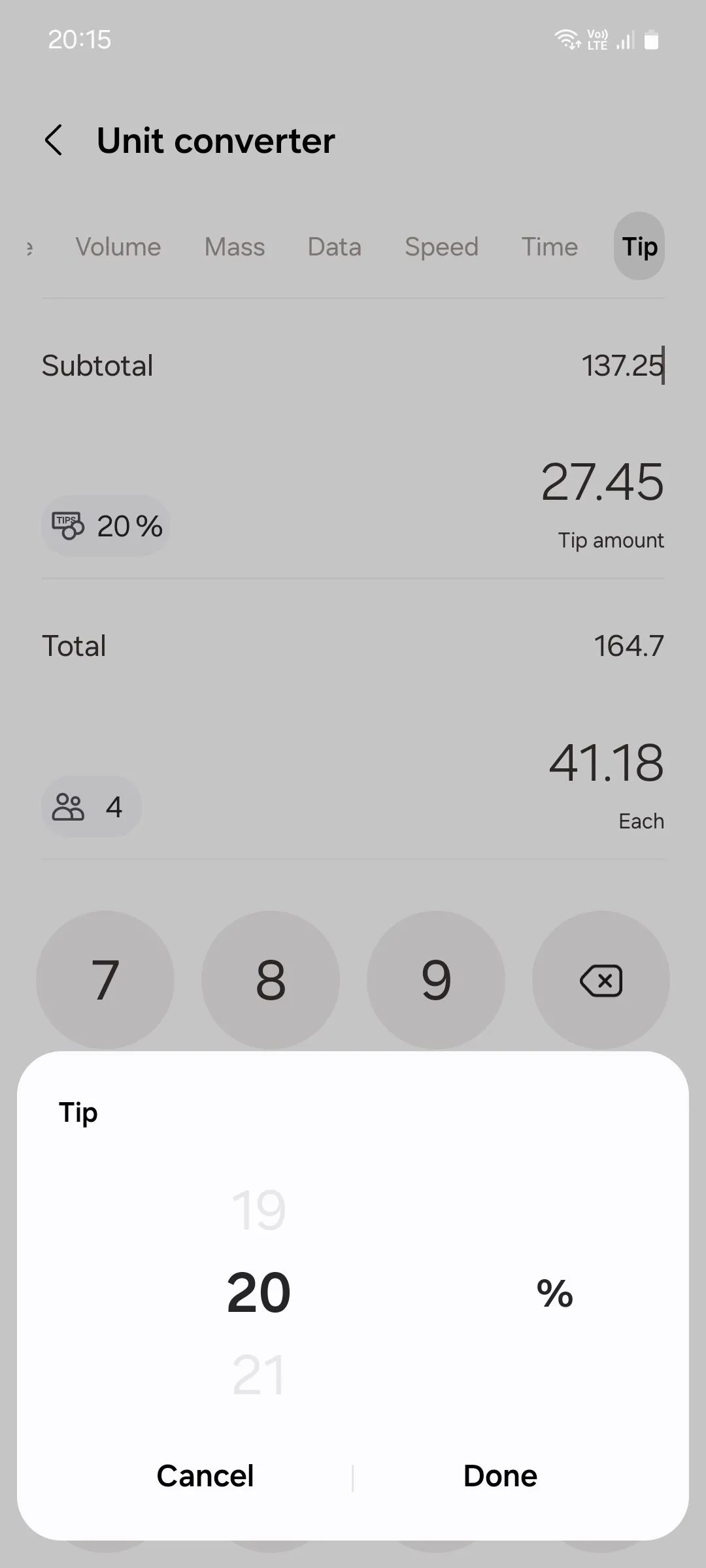 Giao diện ứng dụng Máy tính Samsung đang nhập phần trăm tiền tip và chia hóa đơn cho nhiều người, hiển thị tổng số tiền phải trả