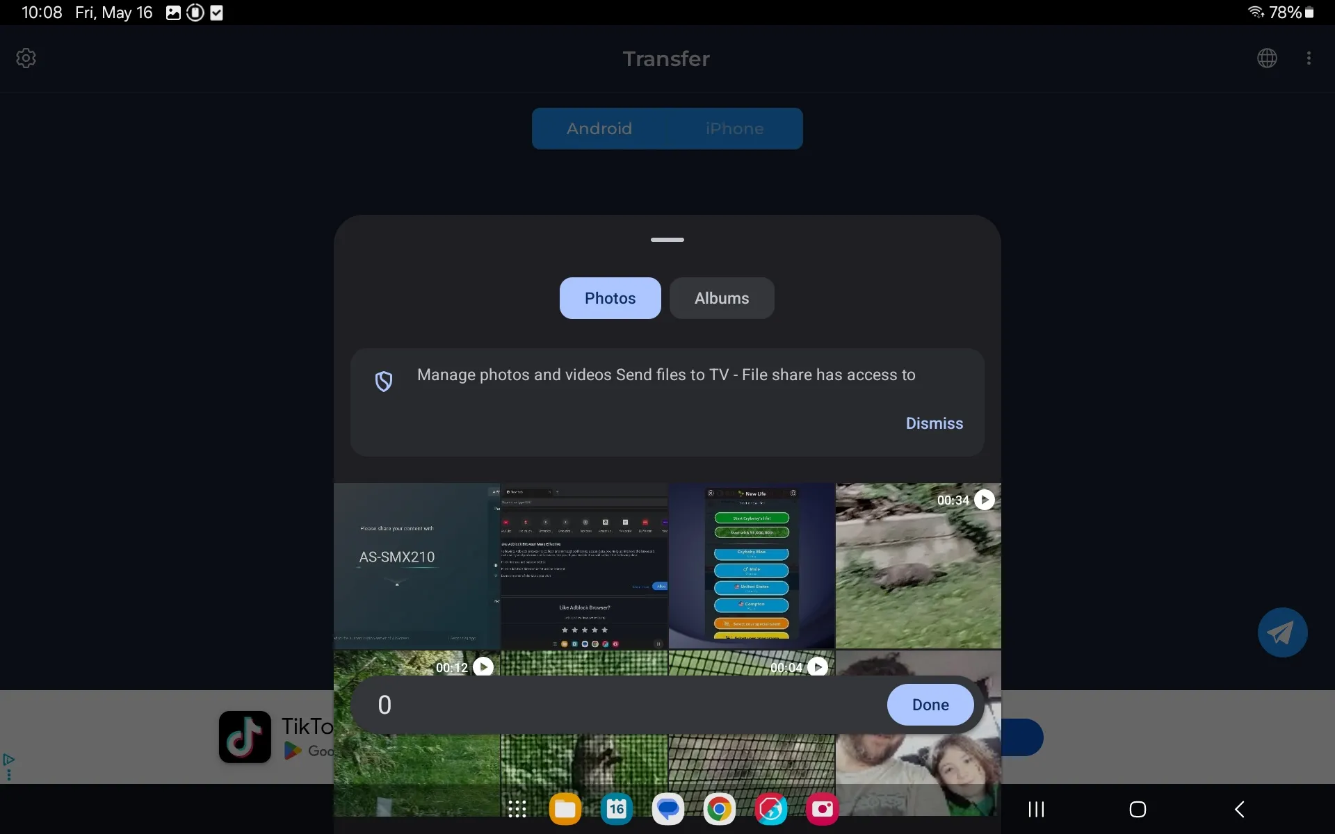 Giao diện ứng dụng Send Files to TV trên máy tính bảng Samsung đang truy cập album ảnh để chia sẻ lên TV.