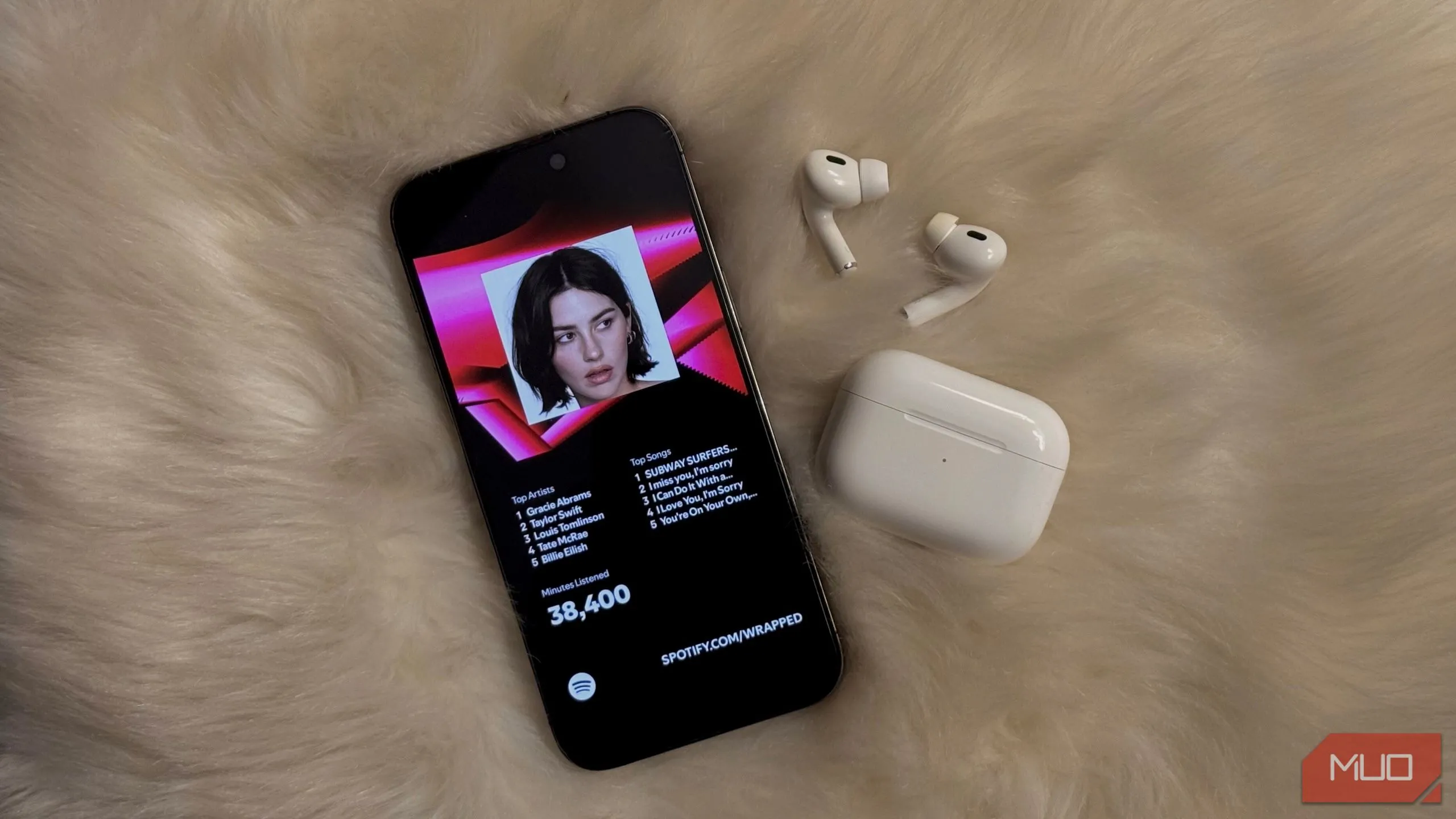Giao diện ứng dụng Spotify trên iPhone cùng tai nghe AirPods, thể hiện trải nghiệm người dùng với dịch vụ nghe nhạc trực tuyến.