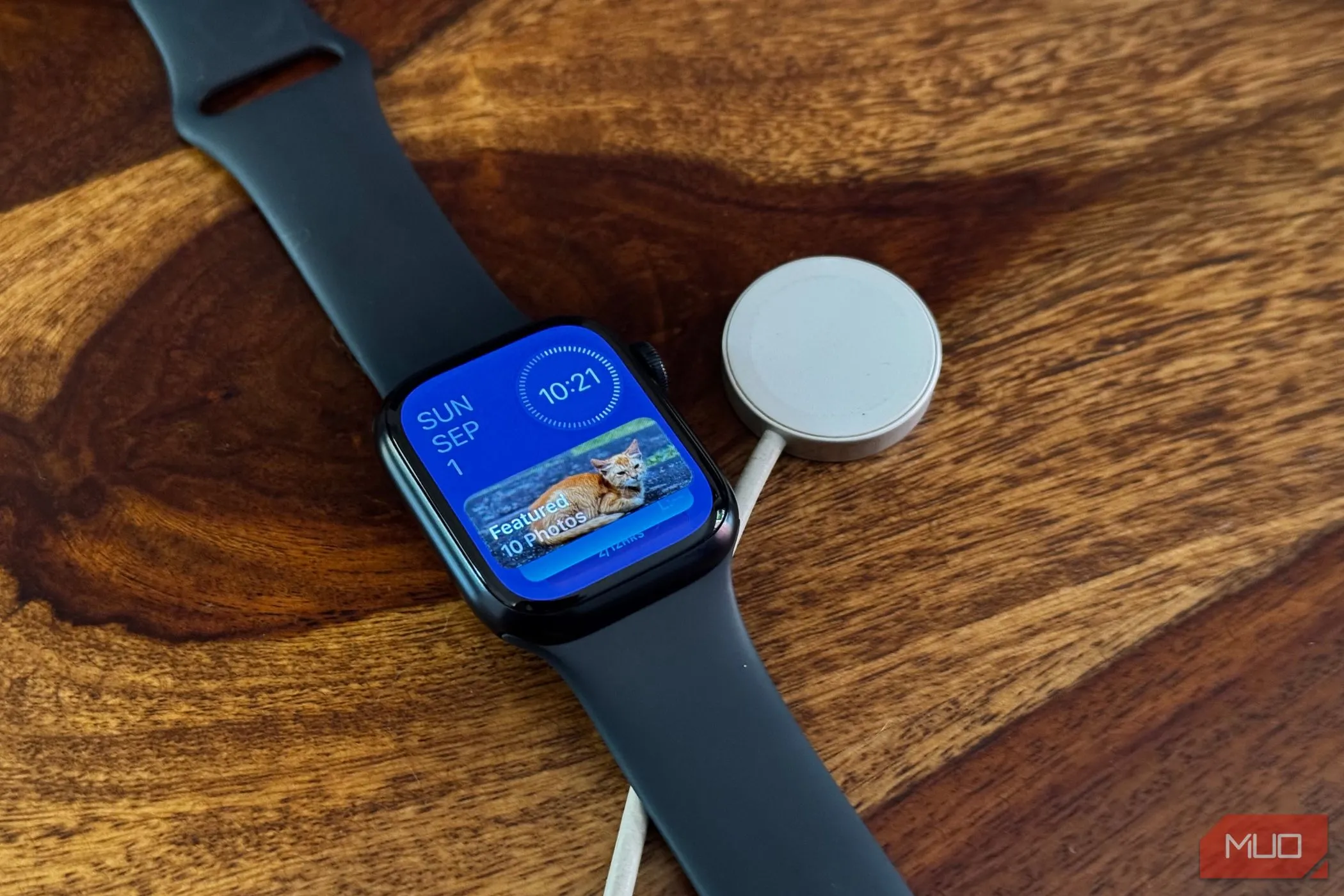 Giao diện widget của Apple Watch với đế sạc, thể hiện sự liền mạch trong cập nhật phần mềm