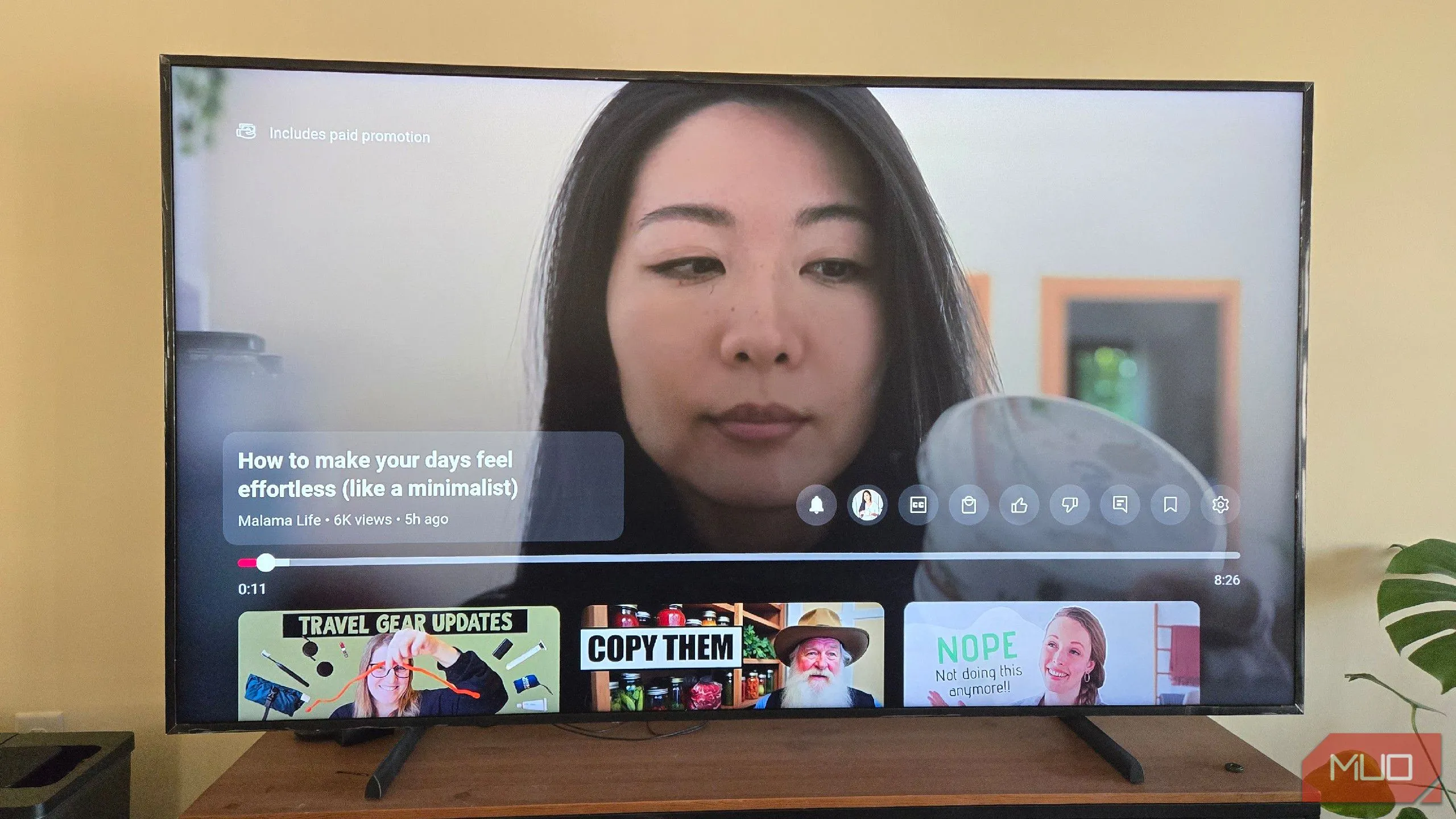 Giao diện YouTube khi tạm dừng video trên Smart TV, minh họa cách các đề xuất được ẩn đi giúp người dùng tập trung hơn.