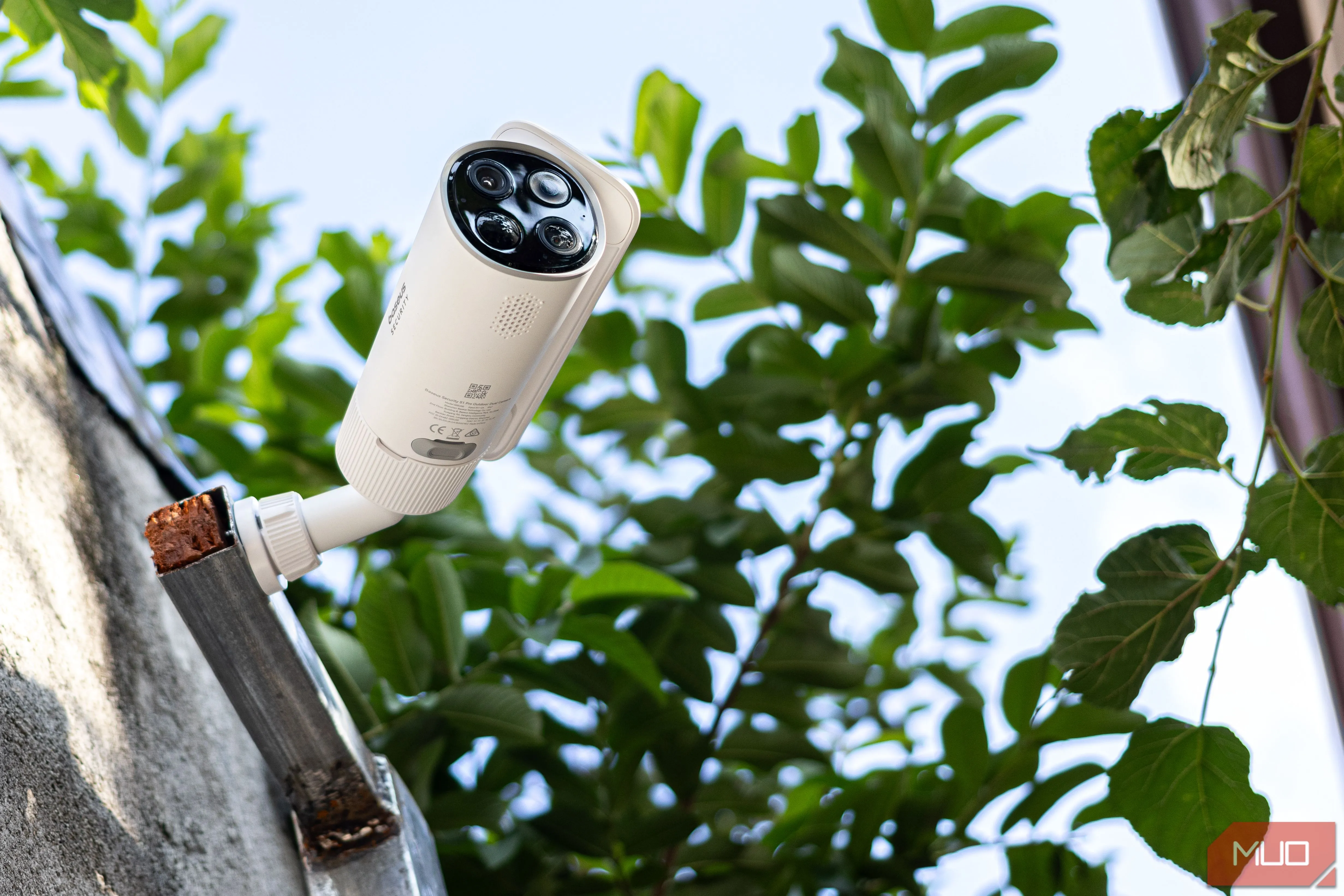Góc nhìn cận cảnh camera Baseus S1 Pro và tấm pin sạc năng lượng mặt trời tự động