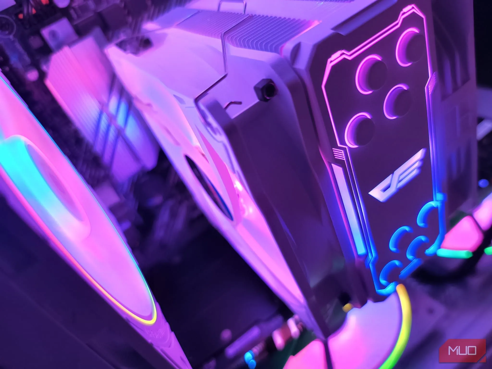Góc nhìn khác về tản nhiệt CPU DarkFlash Z4 Pro lắp đặt trong case Apevia Prism-WH, tối ưu hiệu suất tản nhiệt.