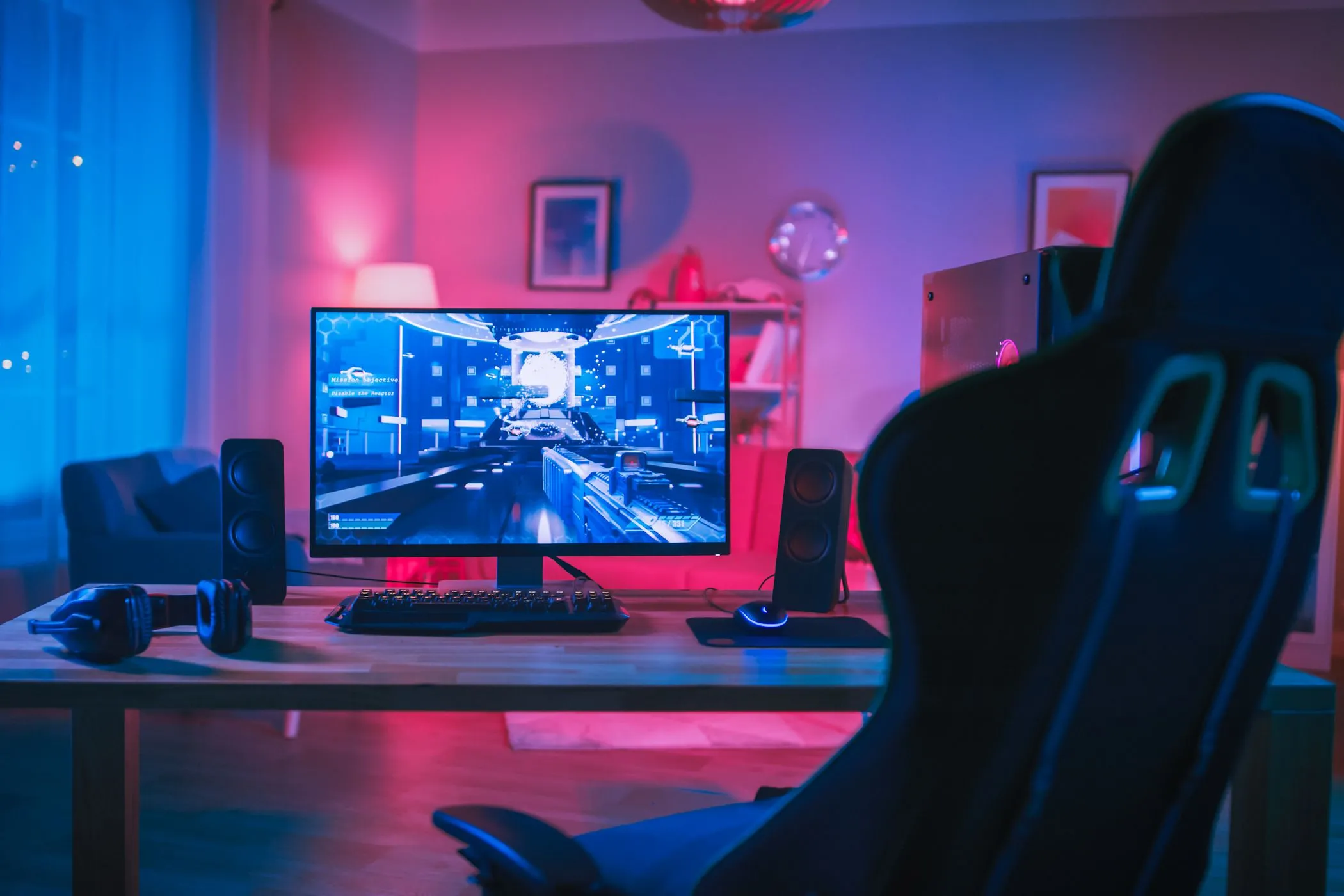 Góc setup PC chơi game, nơi Ethernet mang lại kết nối không gián đoạn.