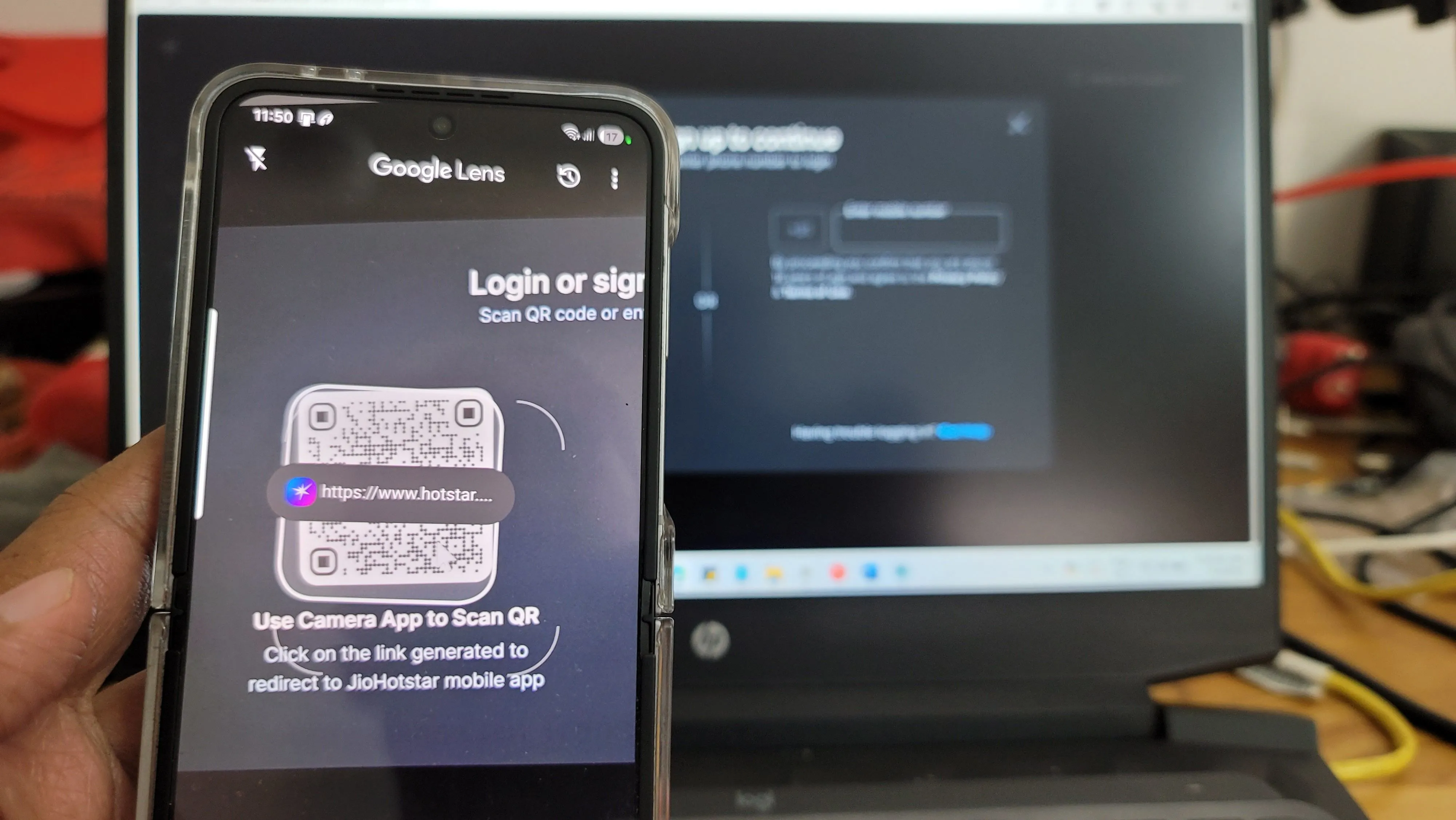 Google Lens đang quét mã QR trên màn hình