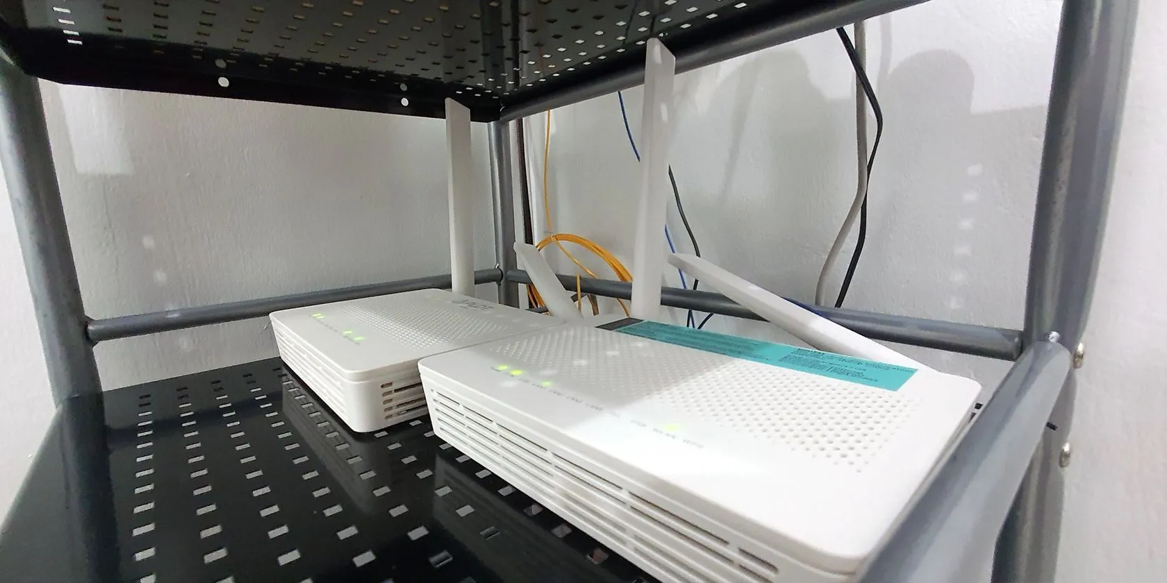 Hai bộ định tuyến Wi-Fi đặt ở vị trí tối ưu để tăng cường sóng và giảm vùng chết trong nhà