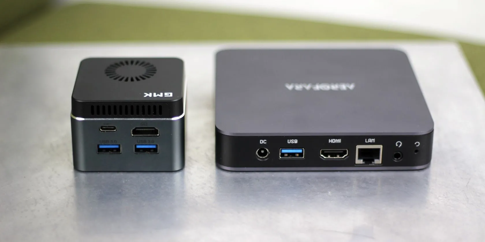 Hai mẫu Mini PC Aerofara Aero 2 Pro và Intel Nucbox 02 đặt cạnh nhau