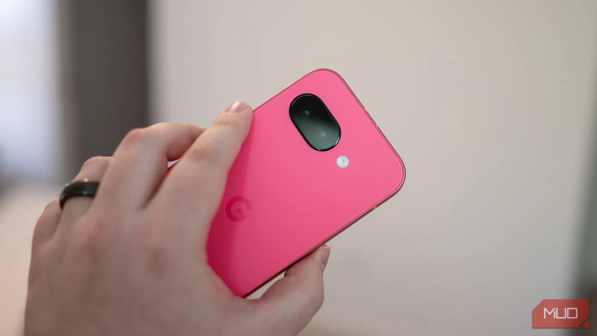 Hệ thống camera kép phía sau của Google Pixel 9a, nổi bật khả năng chụp ảnh chuyên nghiệp và nhiếp ảnh điện toán.