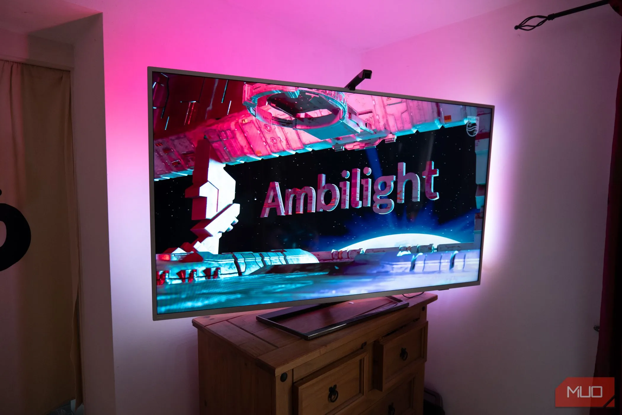Hệ thống đèn nền Govee TV Backlight 3 Lite tạo hiệu ứng ánh sáng Ambilight phía sau màn hình TV