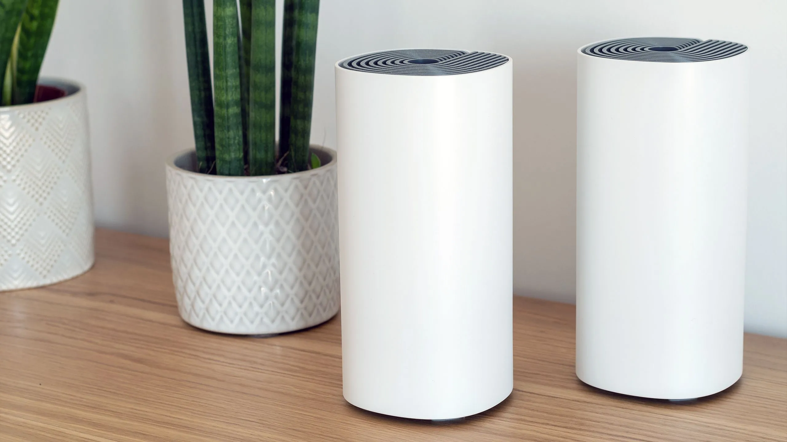 Hệ thống nhiều bộ định tuyến Wi-Fi Mesh hoạt động đồng bộ, cho thấy khả năng mở rộng vùng phủ sóng hiệu quả trong ngôi nhà lớn.
