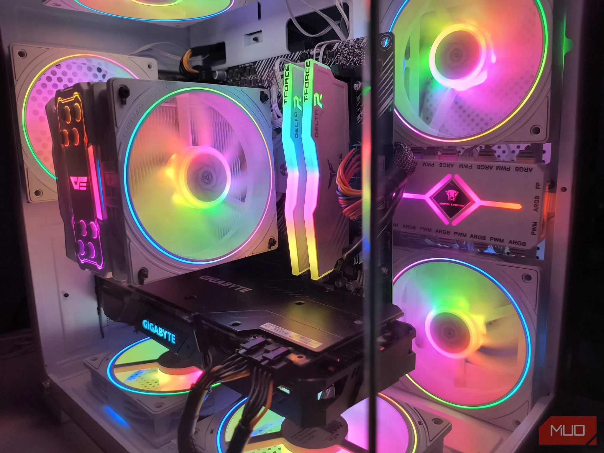 Hệ thống quạt làm mát bên trong PC tự lắp ráp, đảm bảo nhiệt độ ổn định và độ ồn thấp khi chạy phần mềm đồ họa nặng.