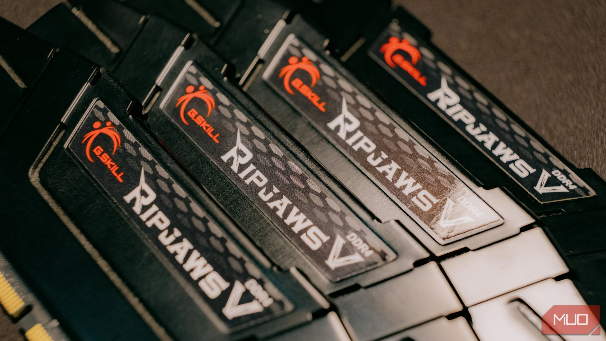Hình ảnh các thanh RAM DDR5 hiện đại được xếp chồng lên nhau gọn gàng