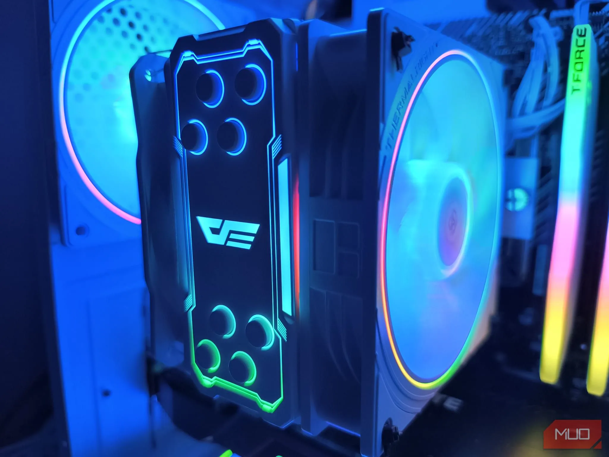 Hình ảnh cận cảnh tản nhiệt khí DarkFlash Z4 Pro bên trong máy tính, giải pháp hiệu quả cho CPU Ryzen 5 5500.