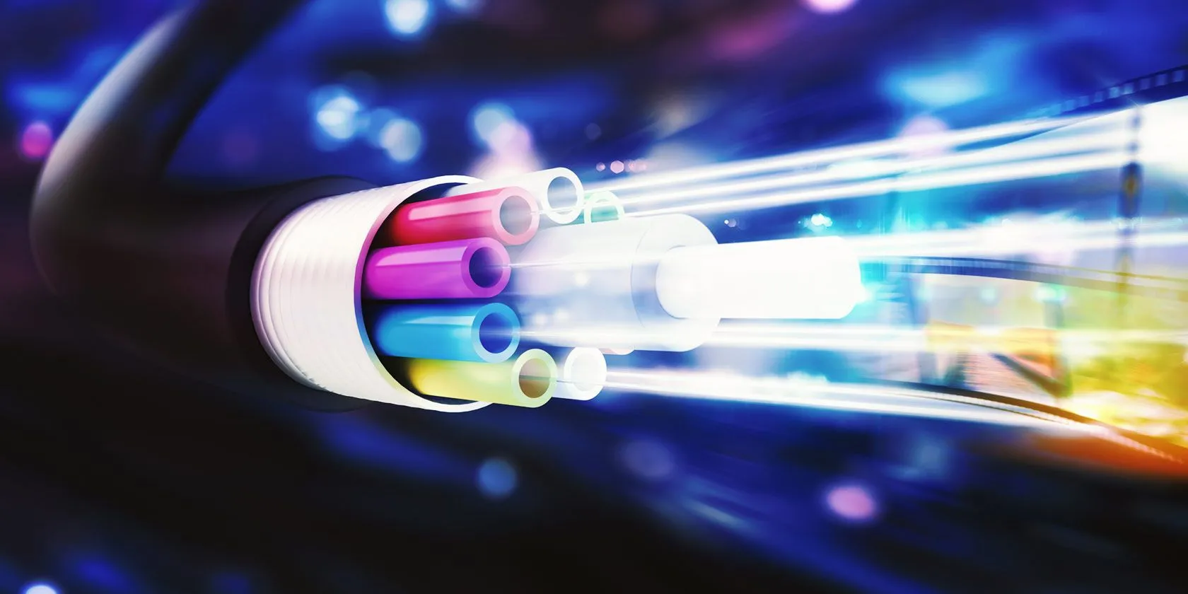 Hình ảnh cáp quang và kết nối internet tốc độ cao, biểu tượng cho hạ tầng mạng hiện đại và các yếu tố kỹ thuật ảnh hưởng đến hiệu suất truyền phát.