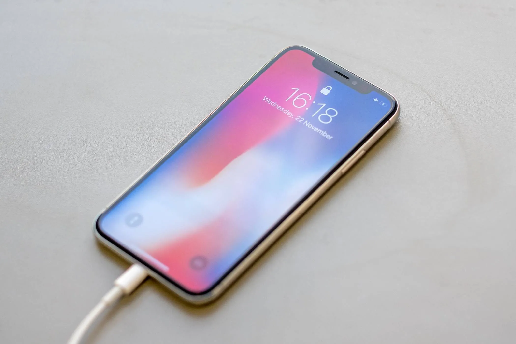 Hình ảnh cáp sạc kết nối hai chiếc iPhone, thể hiện phương pháp chuyển dữ liệu trực tiếp bằng dây cáp để tối ưu tốc độ.
