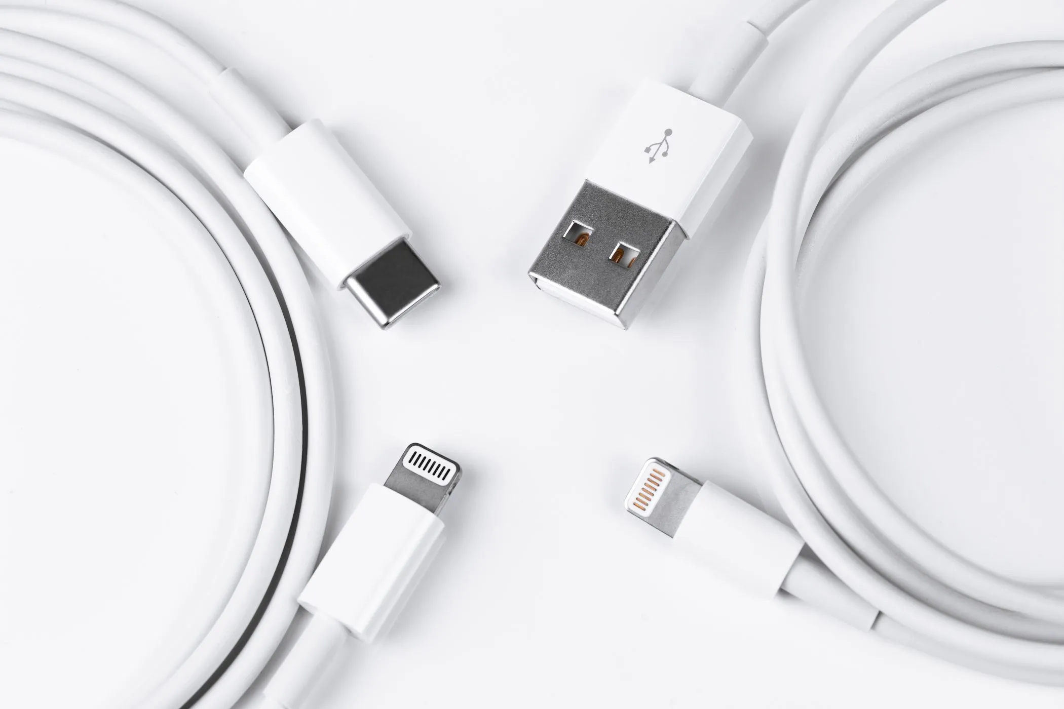 Hình ảnh cáp sạc USB-C và Lightning, minh họa xu hướng cổng sạc mới trên thiết bị di động