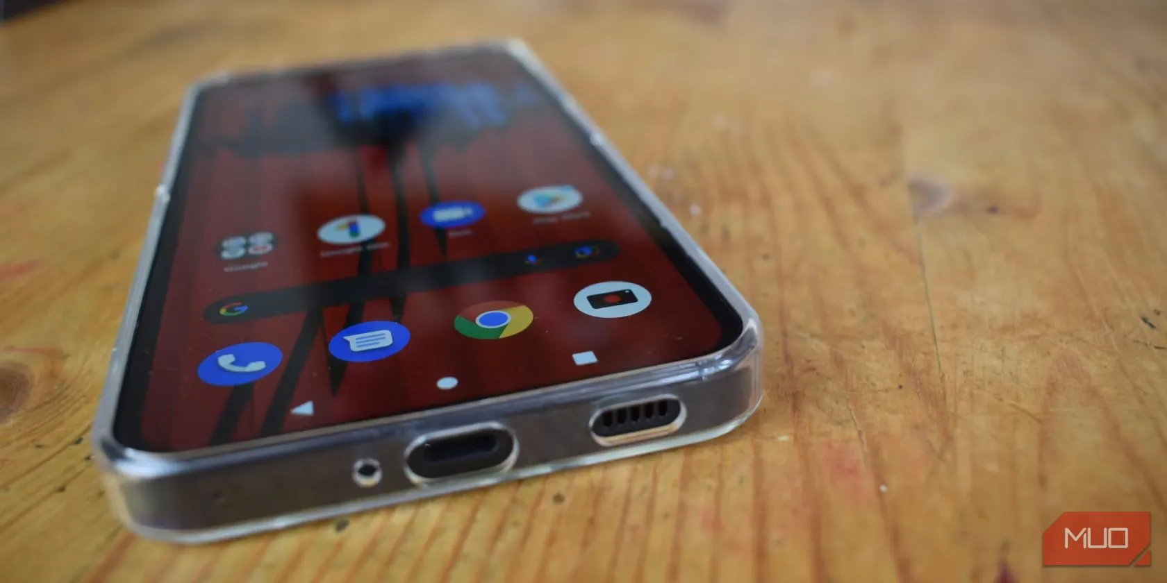 Hình ảnh cổng sạc và ốp lưng của điện thoại Nothing Phone 1 cần được vệ sinh định kỳ