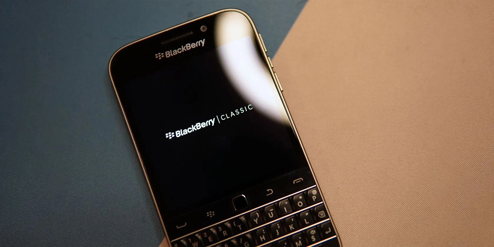 Hình ảnh điện thoại BlackBerry Classic, một mẫu máy nổi bật với bàn phím QWERTY vật lý đặc trưng