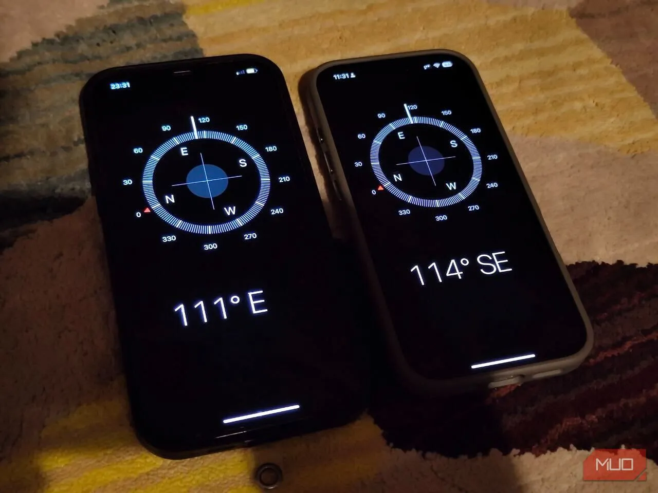 Hình ảnh hai chiếc iPhone 12 Pro Max và iPhone 16 Pro hiển thị hướng la bàn khác nhau, dù được hiệu chỉnh cùng lúc