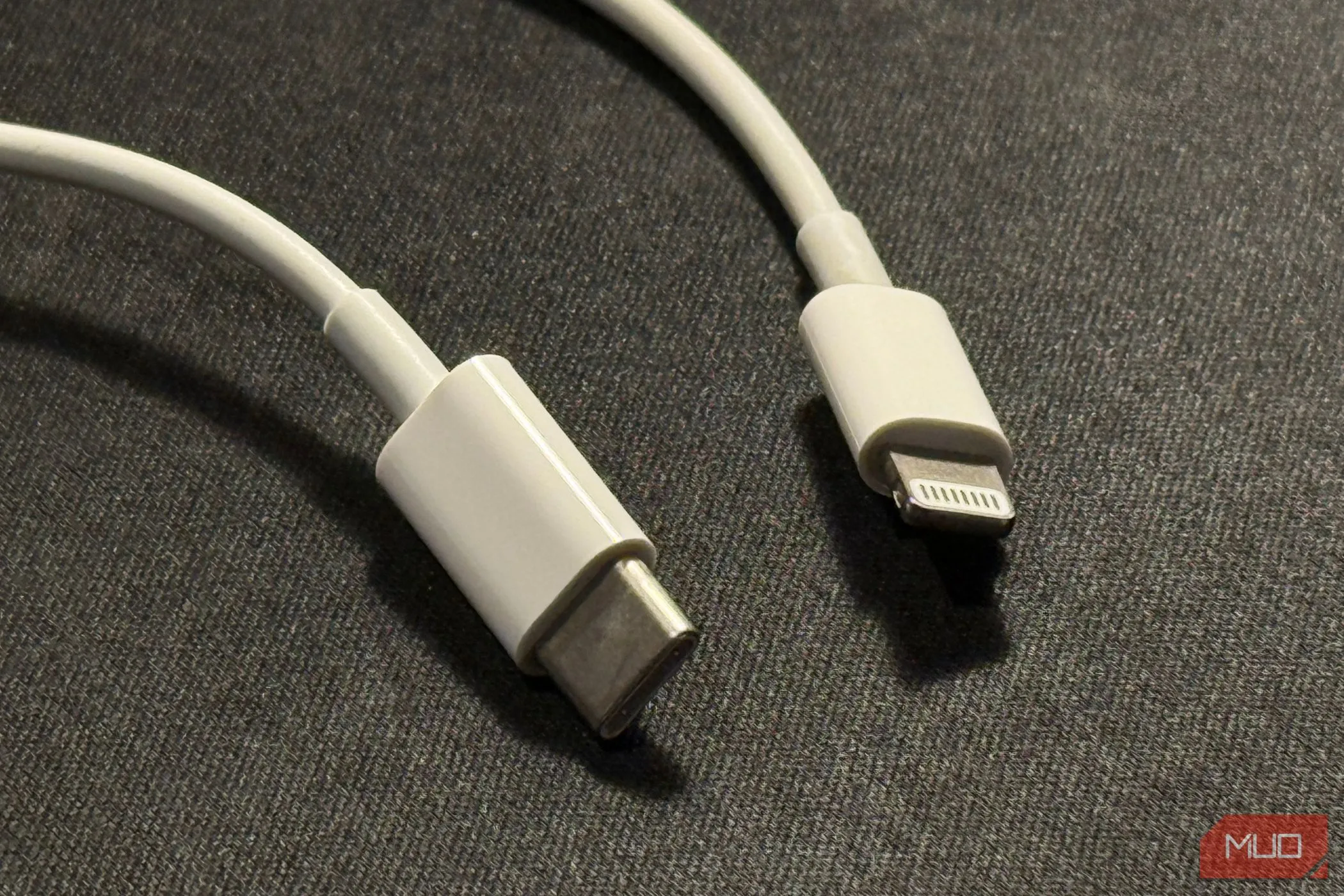 Hình ảnh hai đầu cáp sạc USB-C sang Lightning, loại cáp phổ biến cho các dòng iPhone từ 5 đến 14.