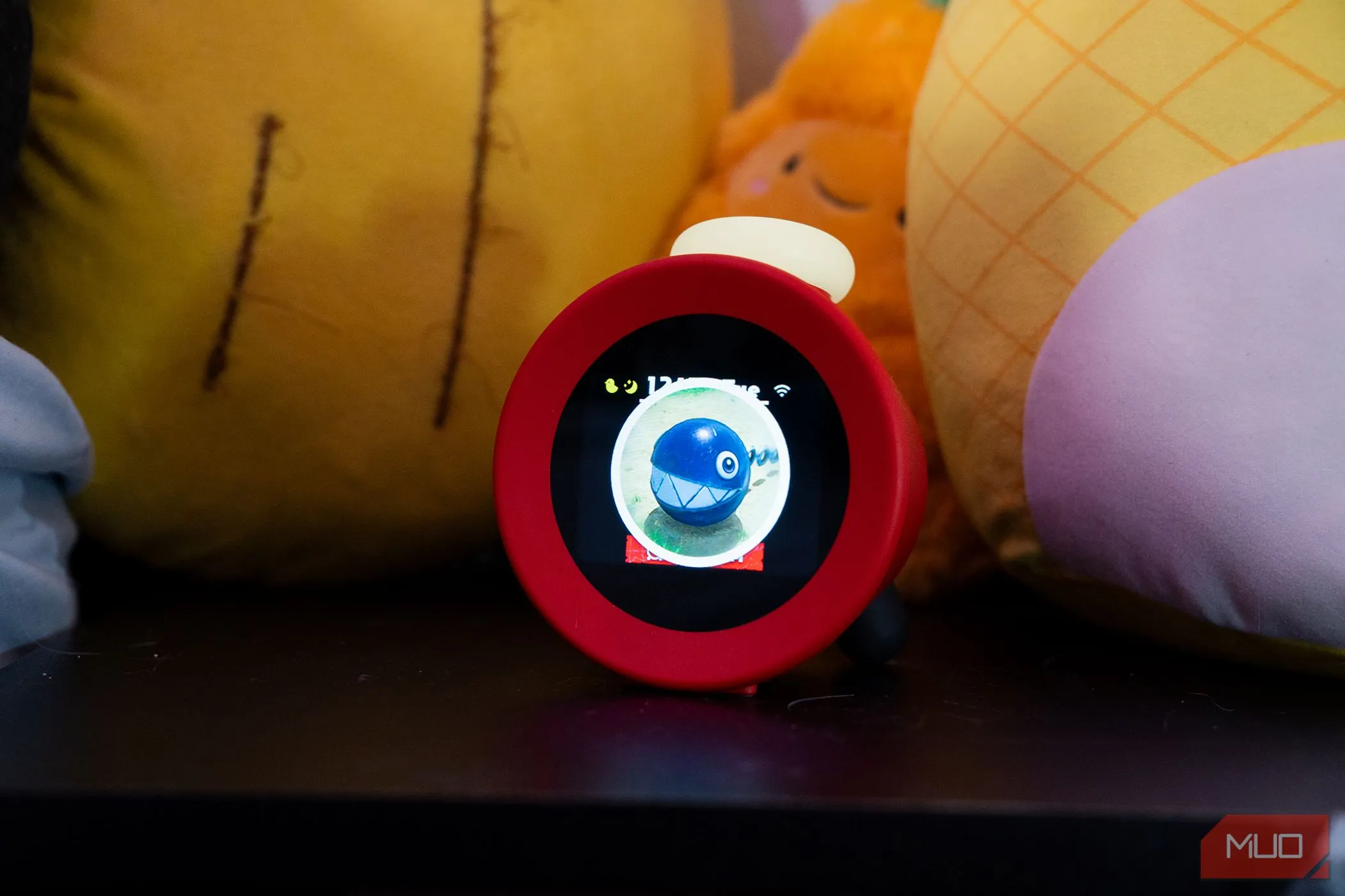 Hình ảnh &quot;khách truy cập&quot; Chain Chomp từ game Mario xuất hiện trên màn hình Nintendo Alarmo khi báo thức