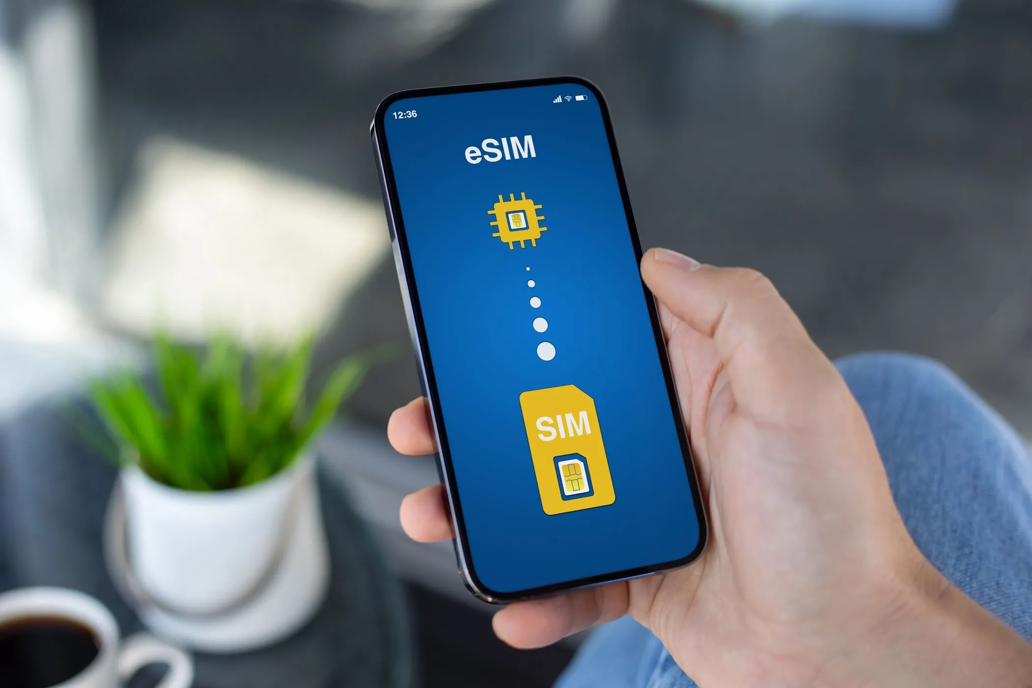 Hình ảnh minh họa quá trình chuyển đổi từ SIM vật lý sang eSIM trên điện thoại thông minh.