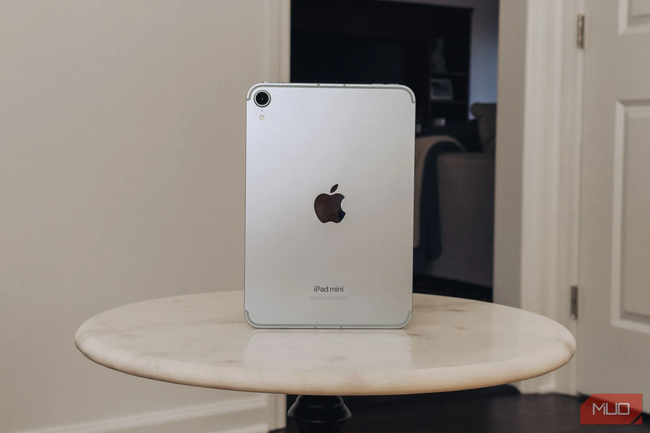 Hình ảnh một chiếc iPad mini với chip A17 Pro đặt trên bàn đá cẩm thạch