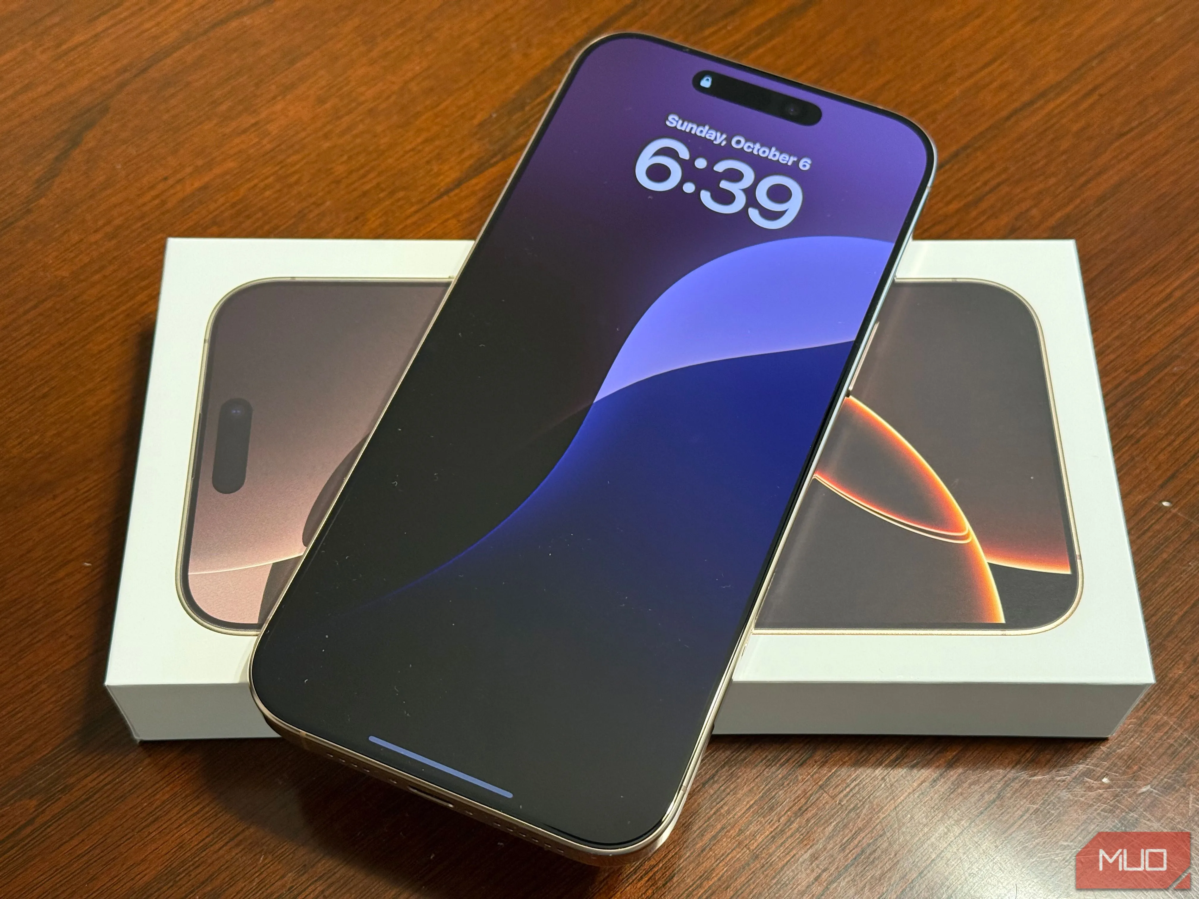 Hình ảnh một chiếc iPhone trên bàn làm việc, minh họa thiết bị chạy Apple Intelligence
