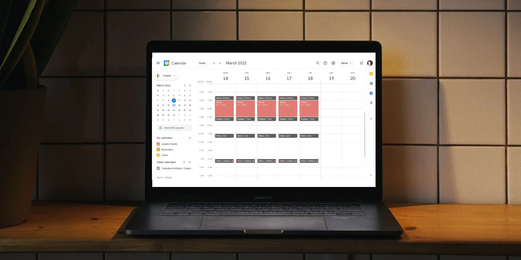 Hình ảnh một chiếc laptop hiển thị lịch điện tử Google Calendar với các khối thời gian được sắp xếp, minh họa cách sử dụng báo thức để chia lịch trình làm việc