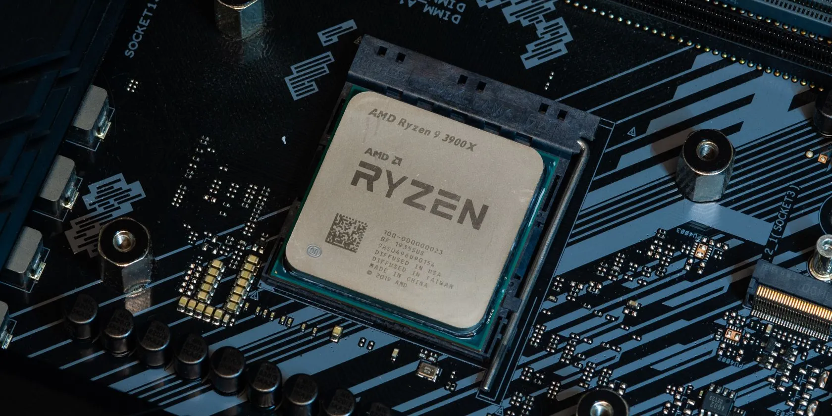 Hình ảnh một CPU AMD Ryzen được đặt trên bo mạch chủ đã được làm sạch
