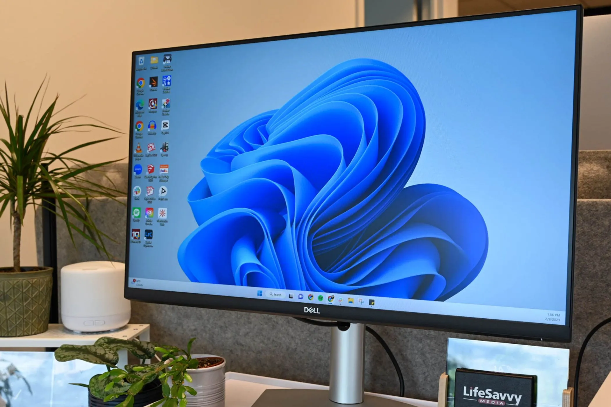 Hình ảnh một máy tính đang chạy hệ điều hành Windows, minh họa việc bảo mật hệ thống