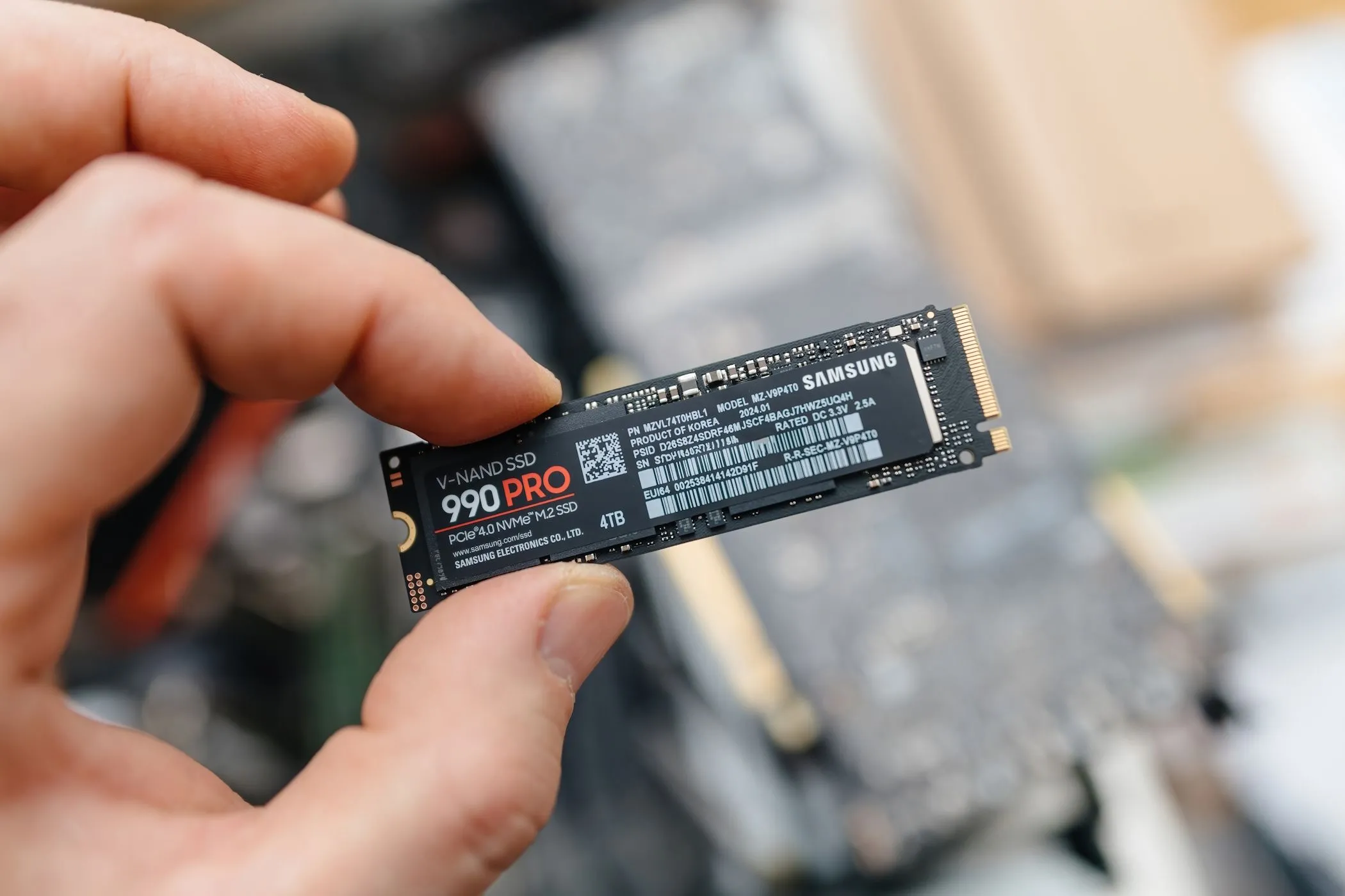 Hình ảnh một người cầm SSD Samsung 990 Pro, minh họa cho giải pháp nâng cấp máy tính
