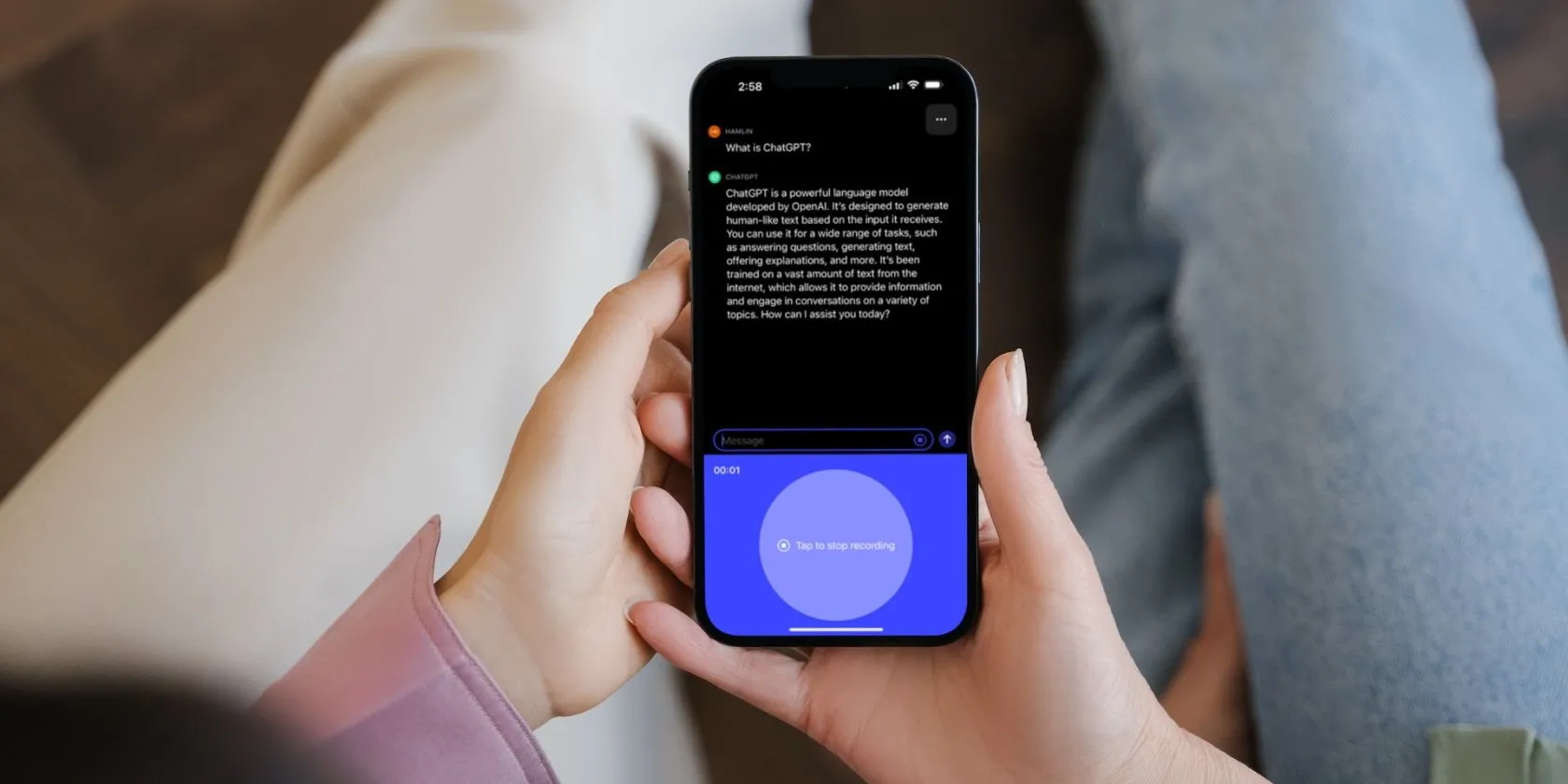 Hình ảnh một người dùng đang sử dụng tính năng Whisper của ChatGPT trên iPhone để chuyển đổi lời nói thành văn bản