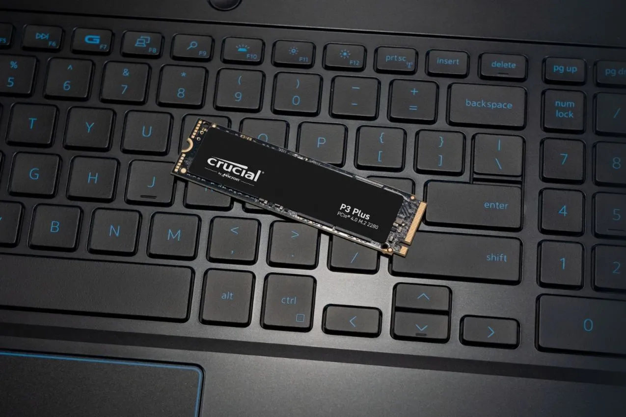 Hình ảnh ổ cứng SSD NVMe Crucial P3 Plus trên bo mạch laptop