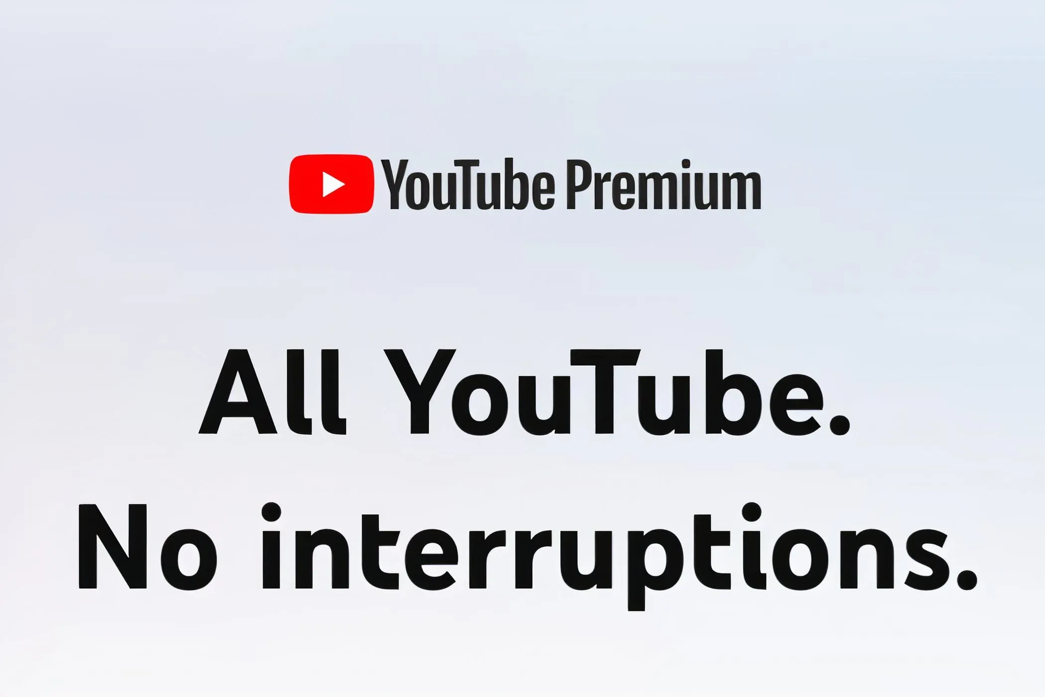 Hình ảnh quảng cáo nổi bật về dịch vụ YouTube Premium, nhấn mạnh các ưu điểm độc quyền dành cho thuê bao.
