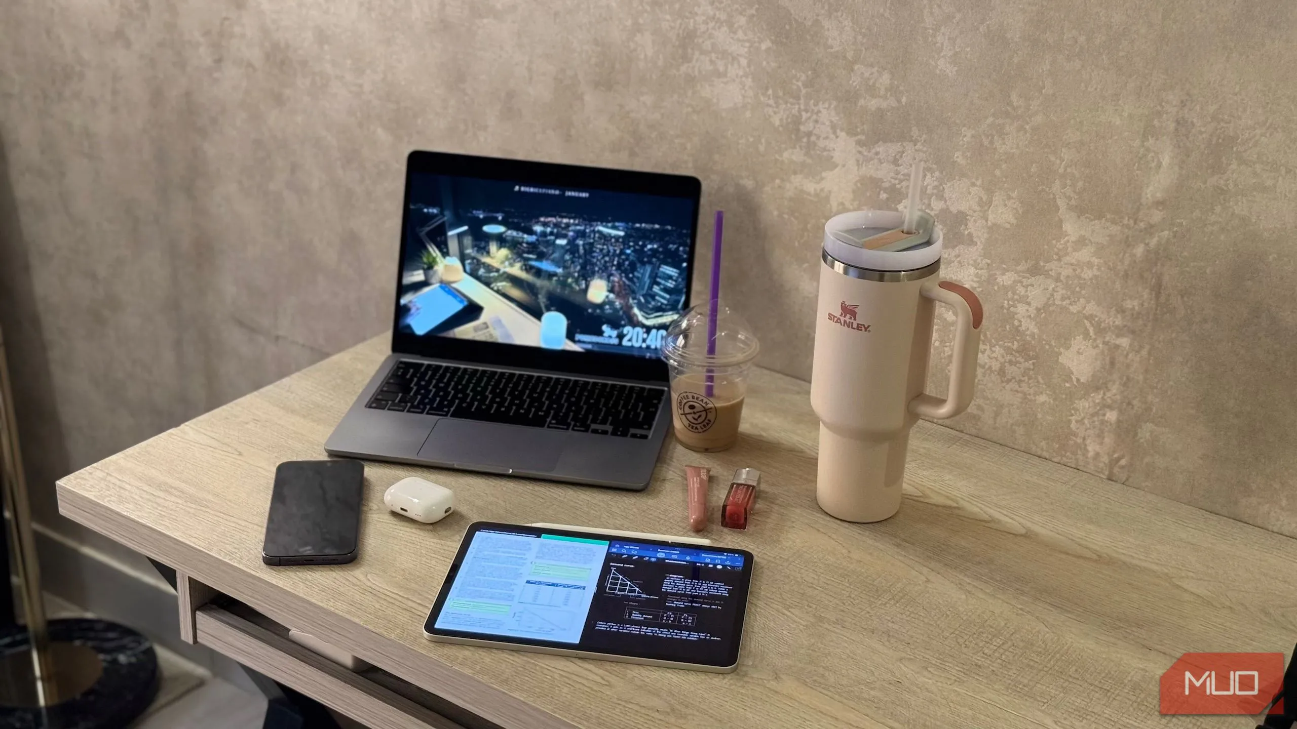 Học sinh đang xem video "Study With Me" để tập trung khi học