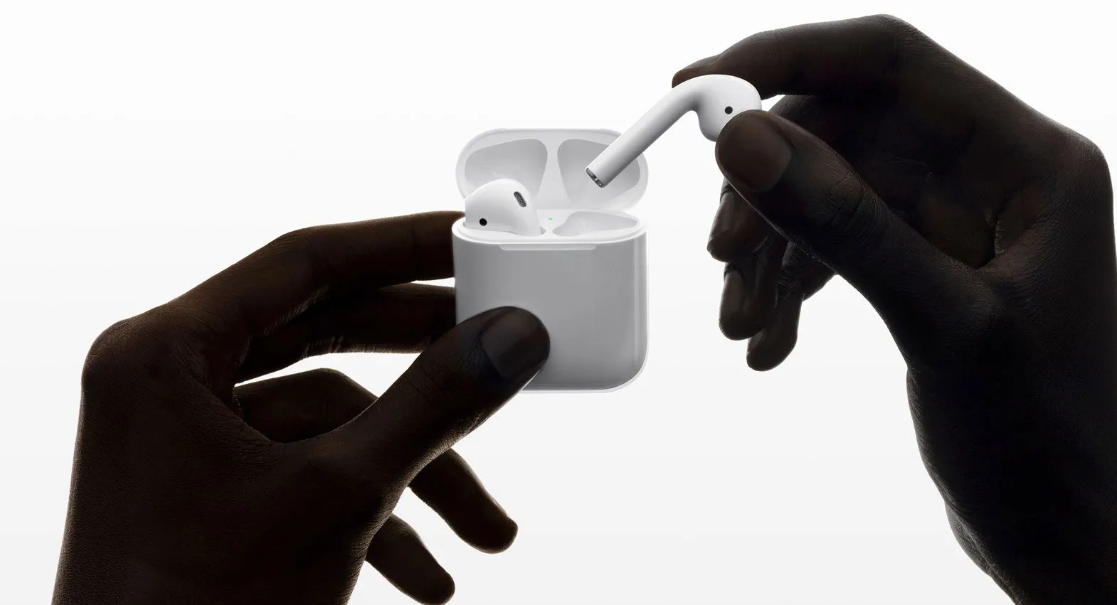 Hộp sạc AirPods thế hệ thứ hai với đèn báo trạng thái ở mặt trước