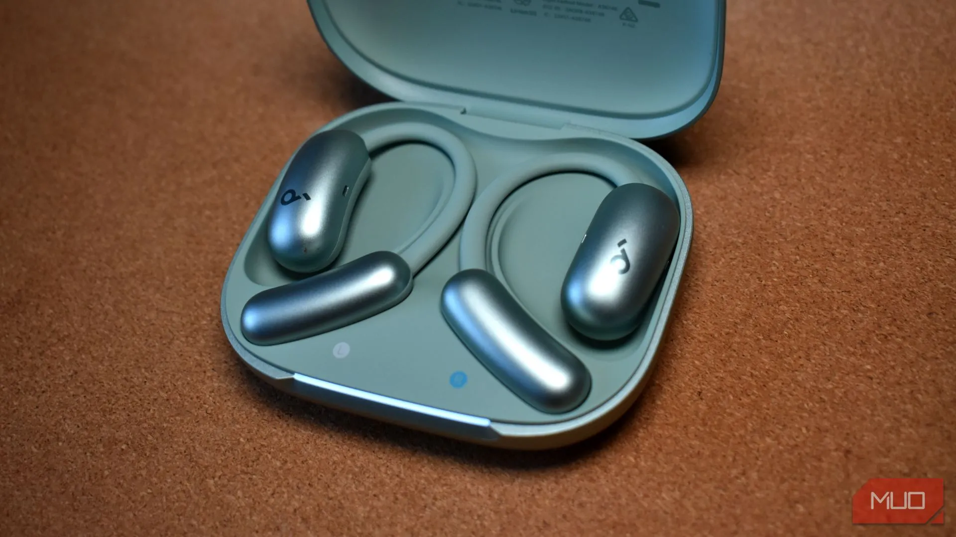 Hộp sạc Soundcore AeroFit 2 và tai nghe bên trong, một đối thủ cạnh tranh của Nothing Ear (open).