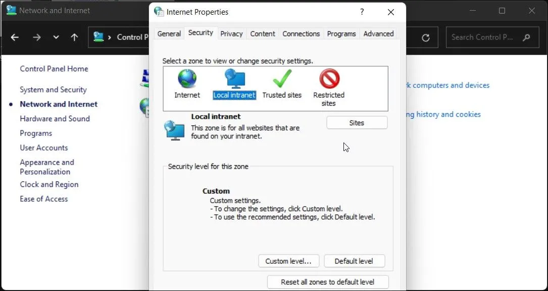 Hộp thoại Internet Properties trên Windows, tab Security được chọn, nổi bật mục Local intranet và nút Sites để cấu hình vùng mạng nội bộ.