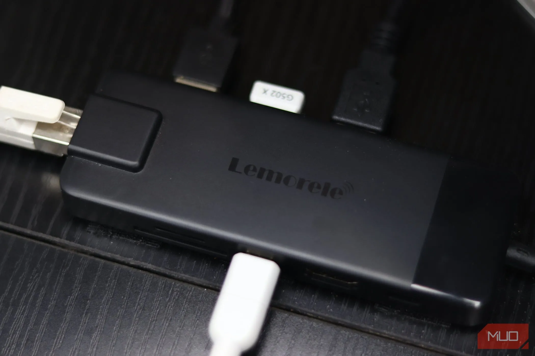 Hub chuyển đổi USB-C màu đen đa năng kết nối nhiều thiết bị ngoại vi
