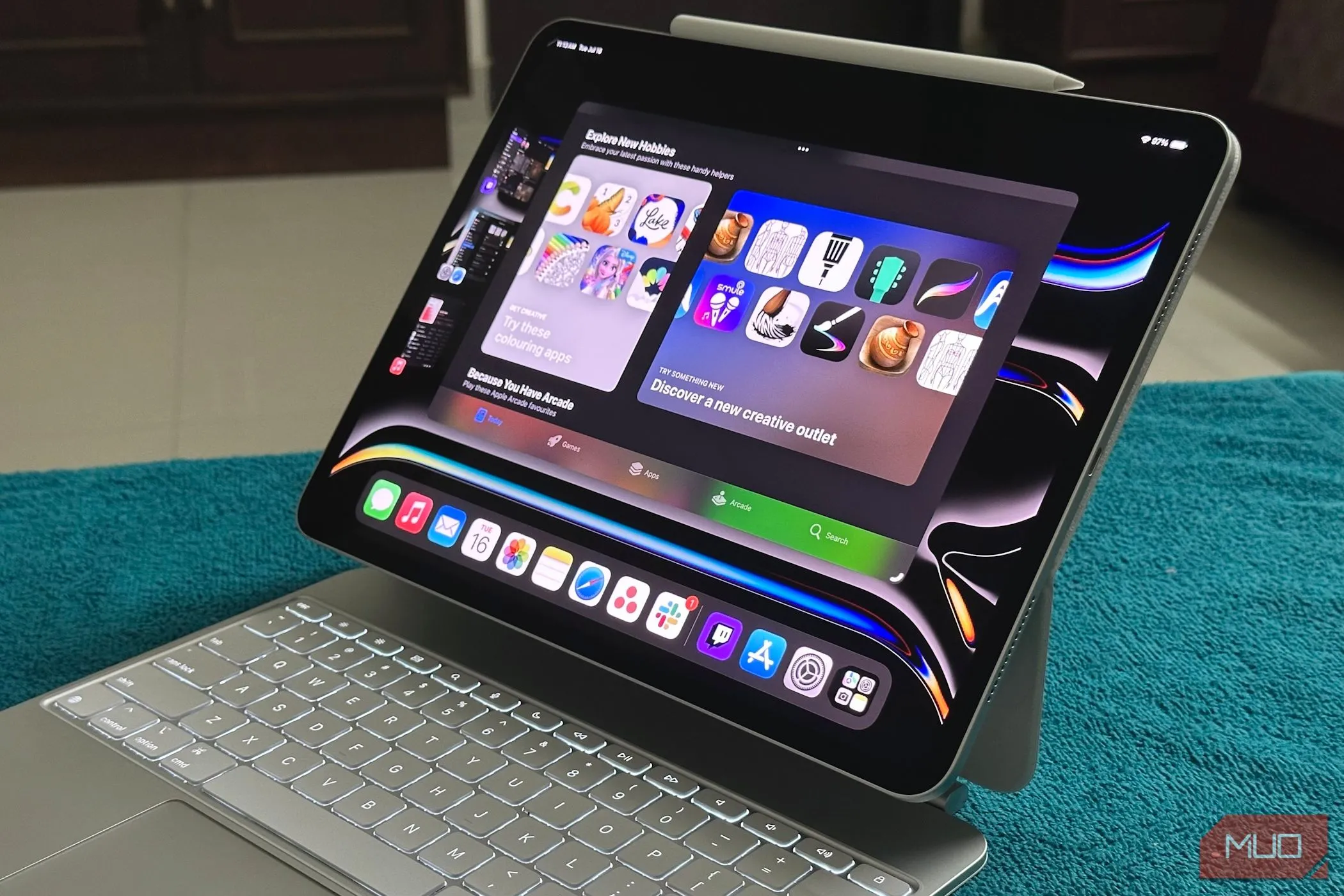 iPad Pro với Magic Keyboard và tính năng Stage Manager, thể hiện sự tích hợp sâu vào hệ sinh thái Apple.