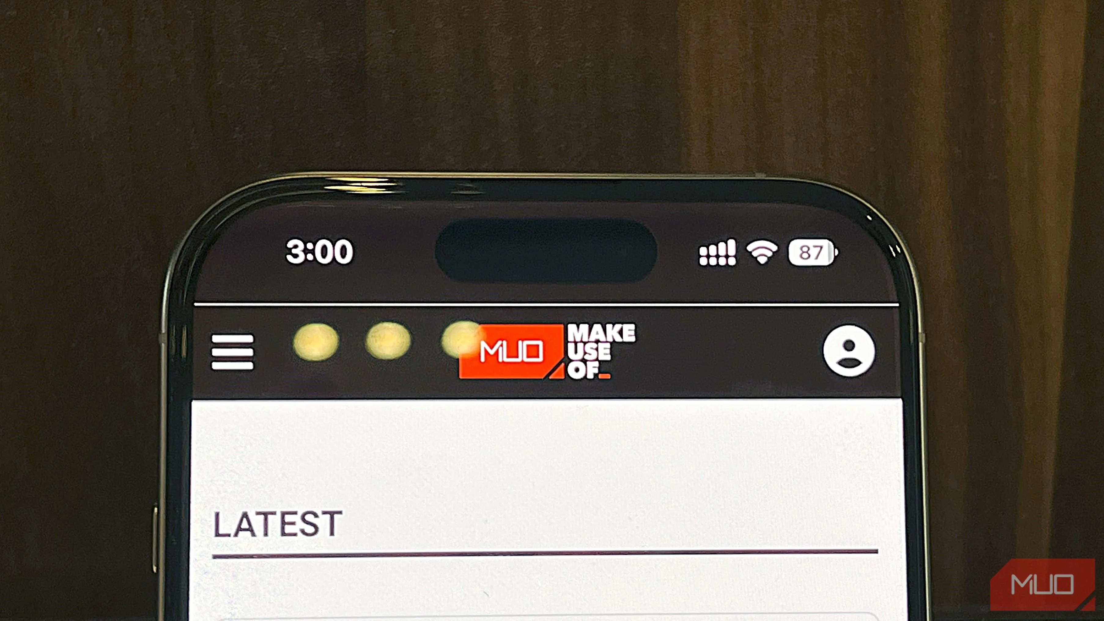 iPhone 16 Pro đang chạy trình duyệt Safari, hiển thị màn hình trang web trong quá trình kiểm tra hiệu suất pin.
