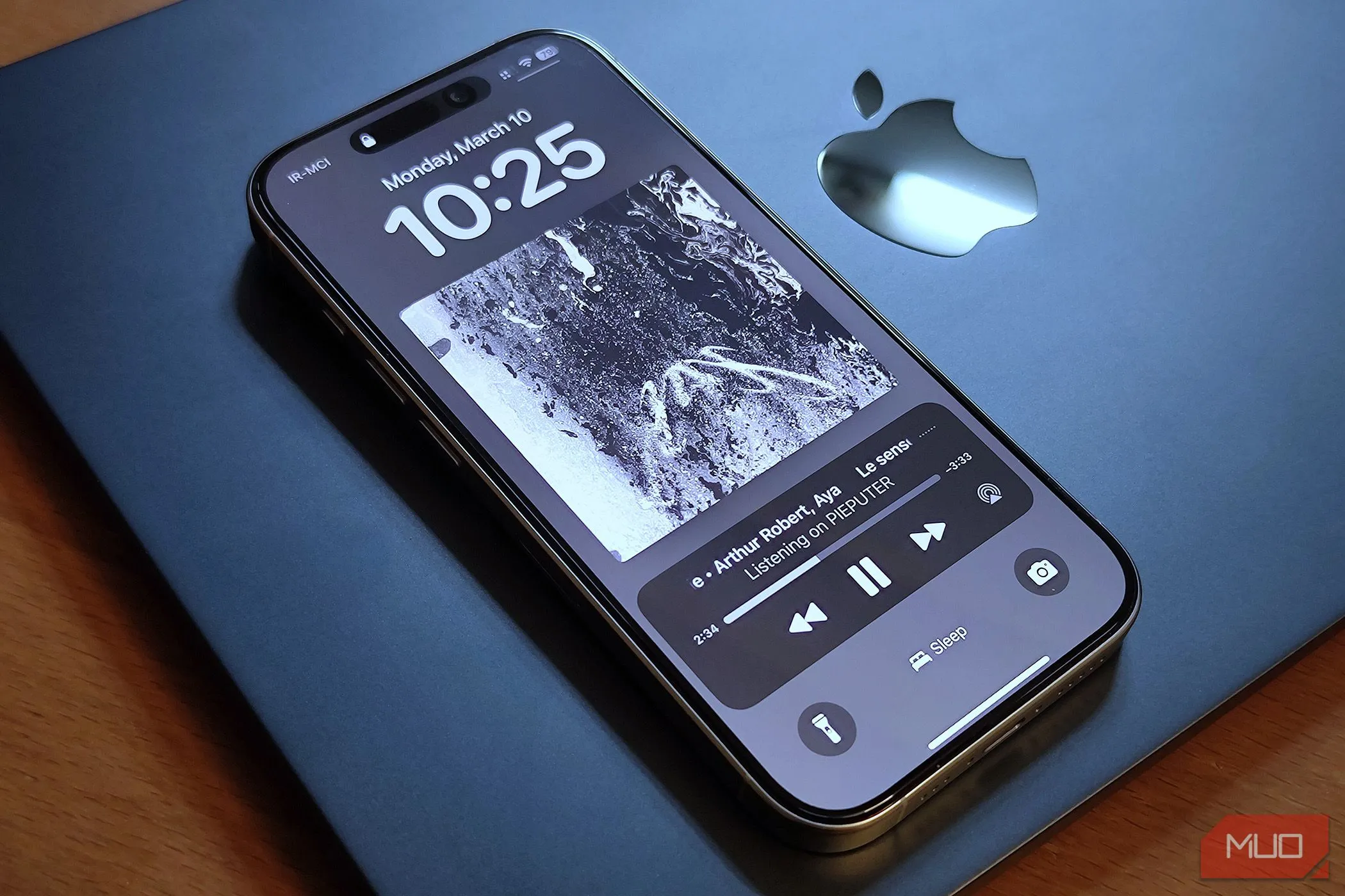 iPhone 16 Pro không ốp lưng đặt cạnh MacBook Air, cho thấy sự mong manh cần được bảo vệ