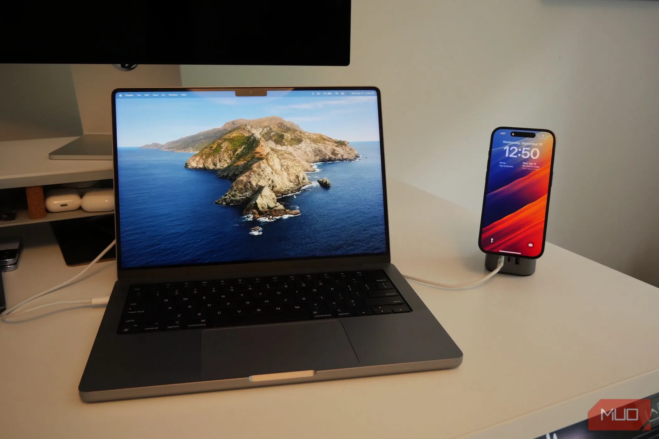 iPhone cũ và MacBook đang sạc, thể hiện sự kết nối