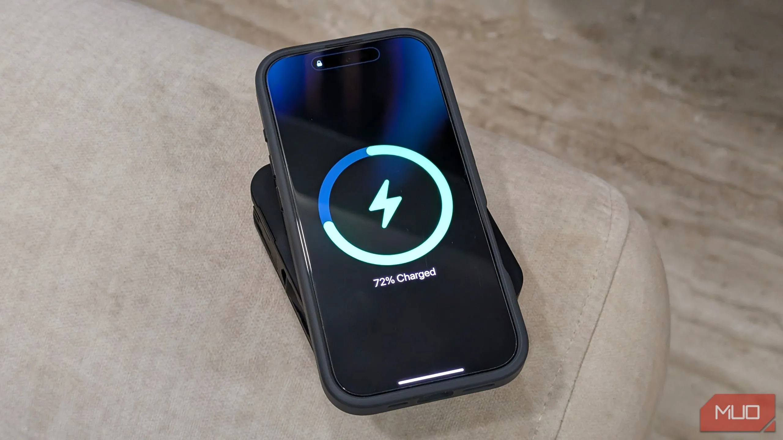 iPhone đang sạc không dây trên InfinaCore P3 Pro