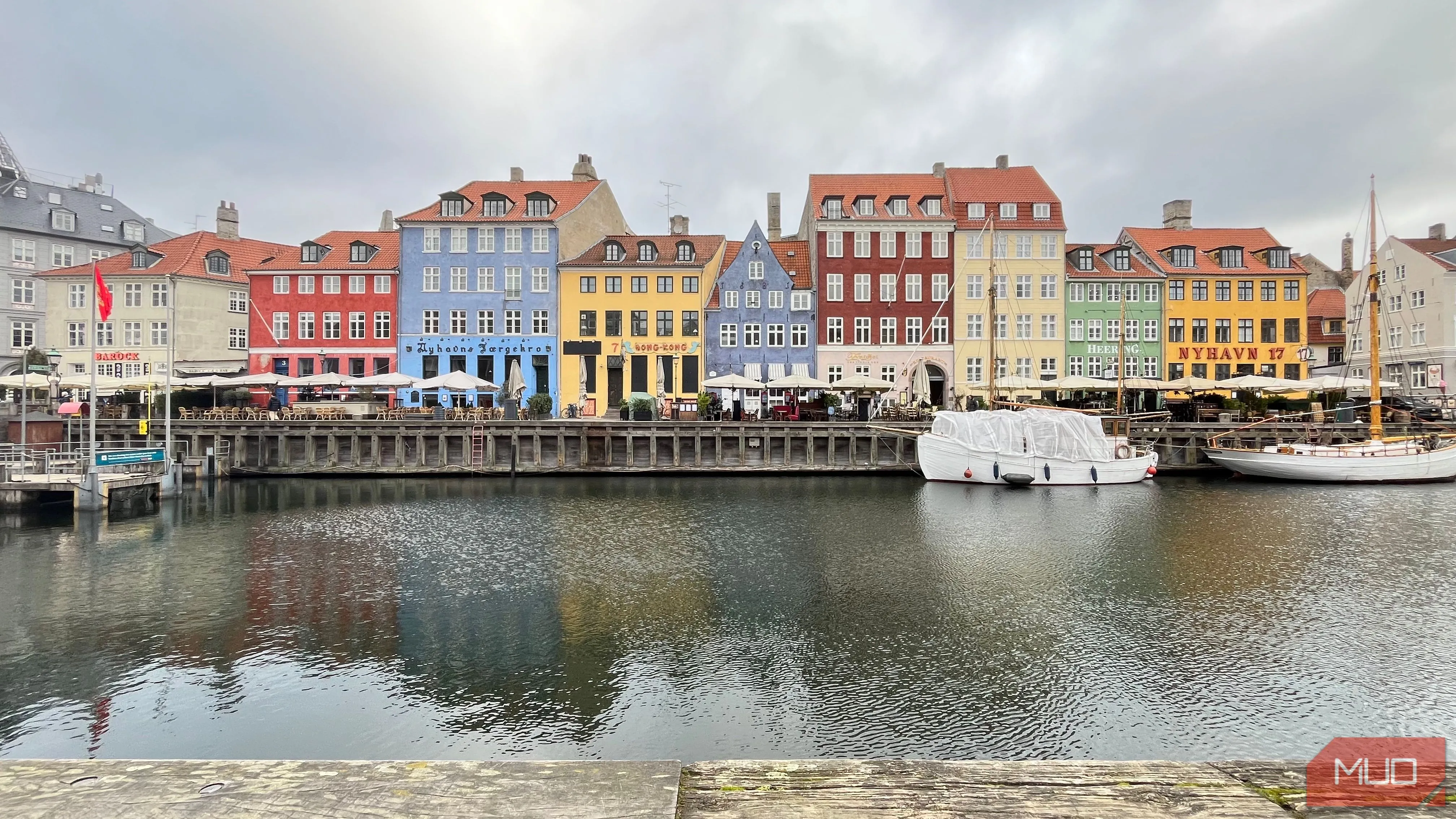 Kênh đào Nyhavn và những ngôi nhà màu sắc phản chiếu trên mặt nước ở Copenhagen